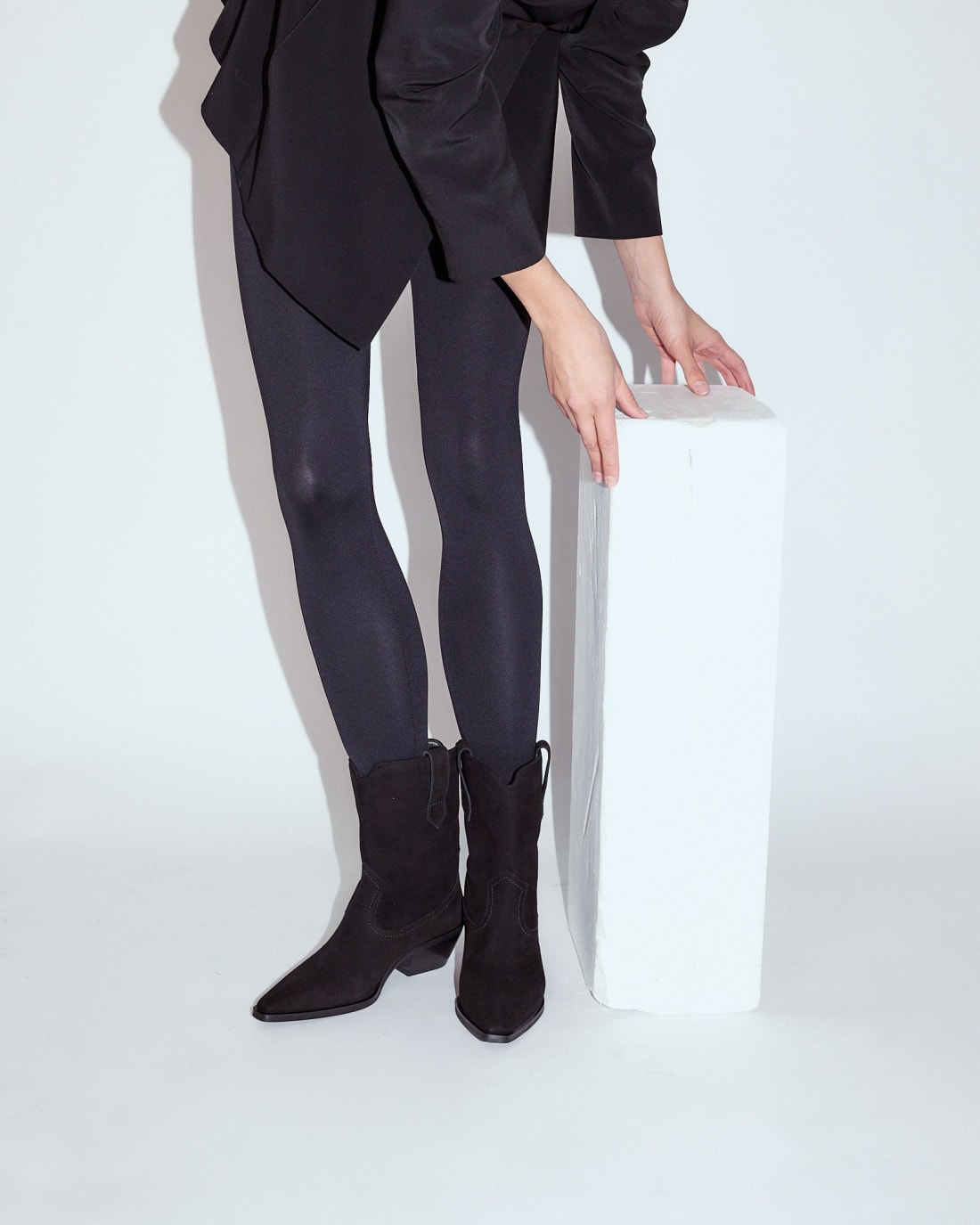 Черные замшевые казаки