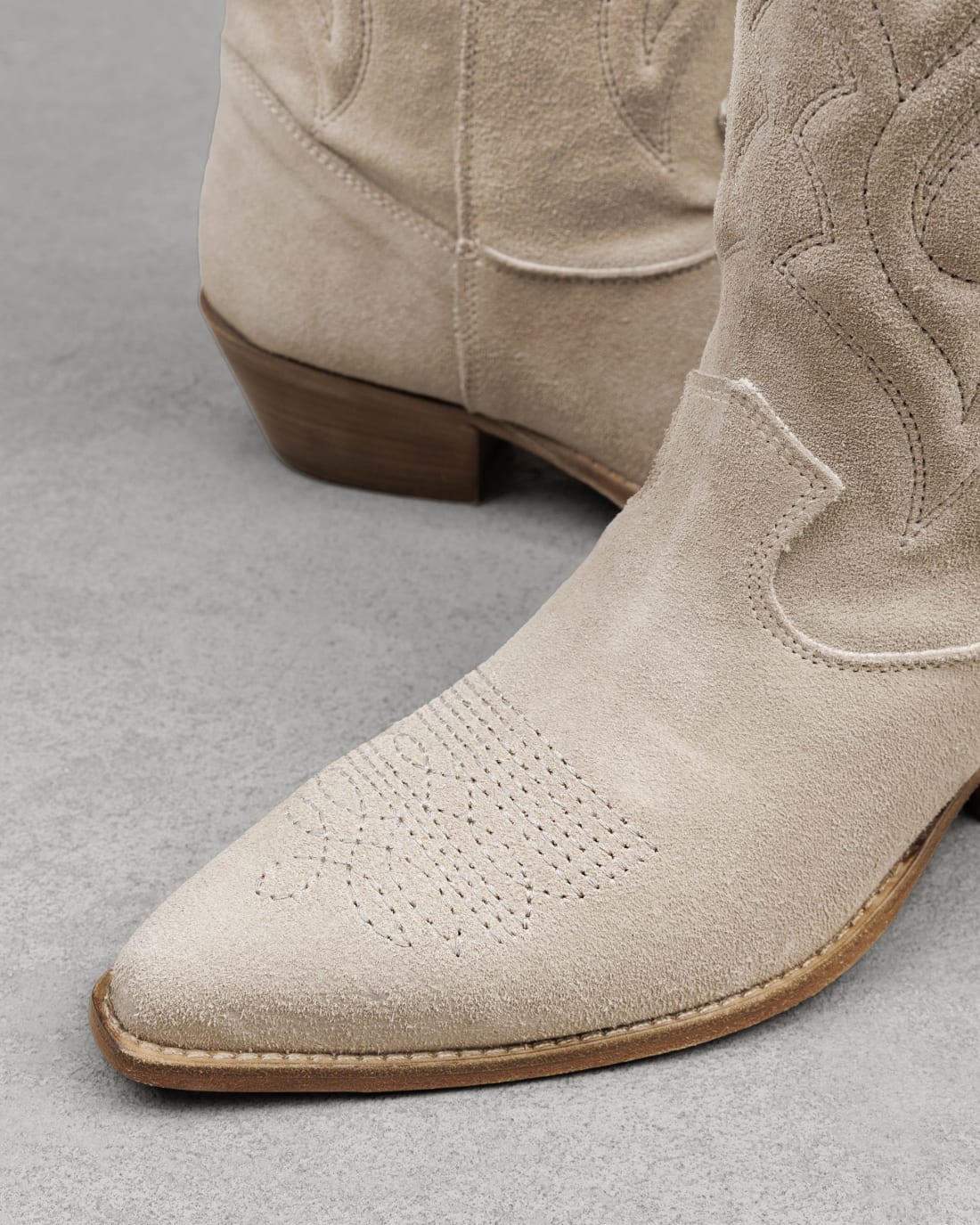 Серо-бежевые замшевые сапоги - Image 4 of 5