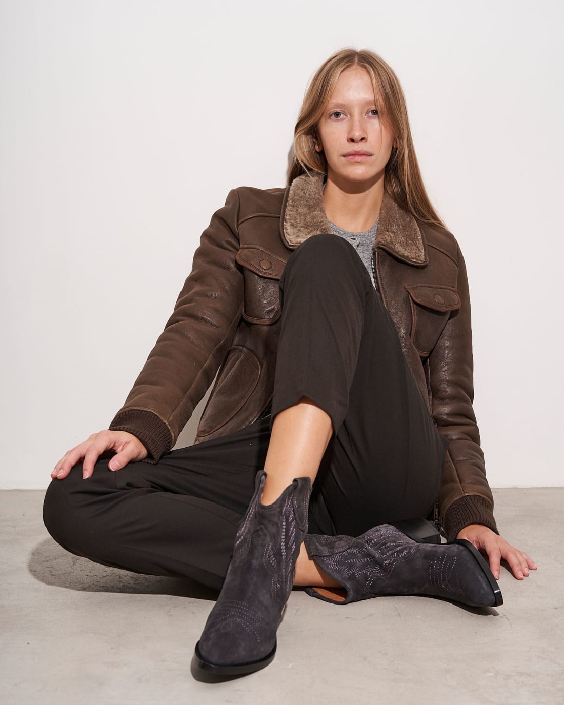 Серые замшевые казаки