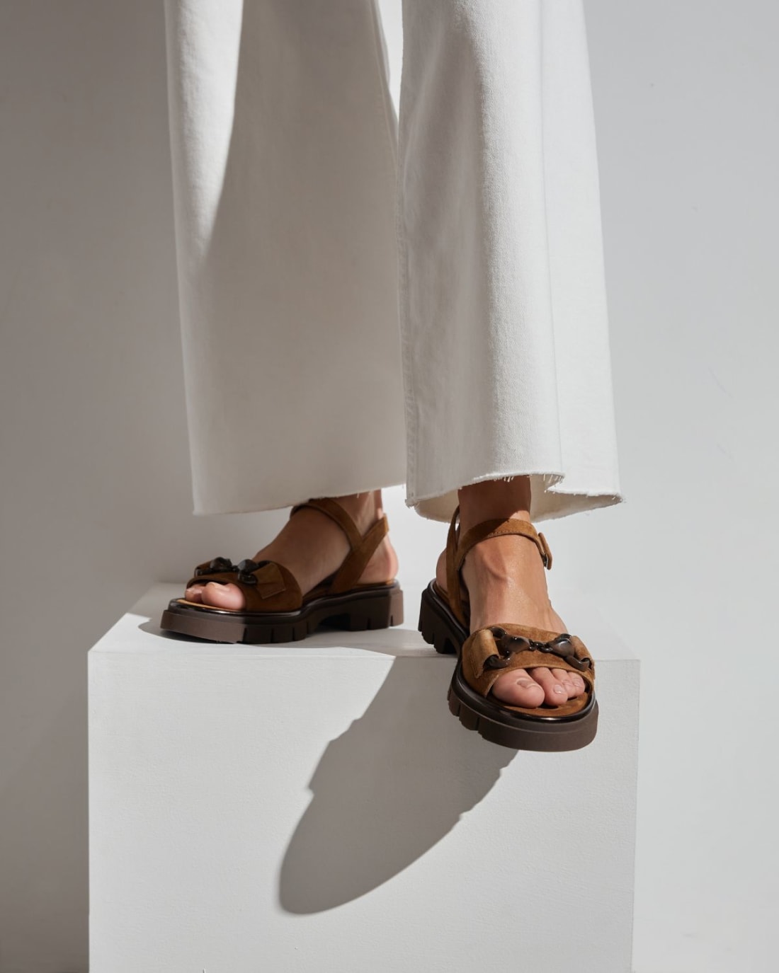 Коричневые замшевые сандалии - Image 6 of 7