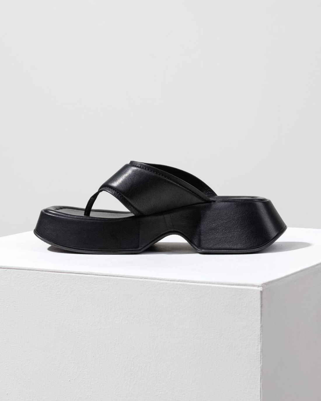 Черные кожаные шлепанцы - Main image
