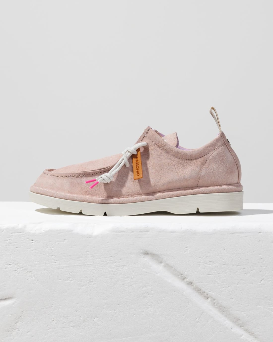 Светло-розовые замшевые мокасины