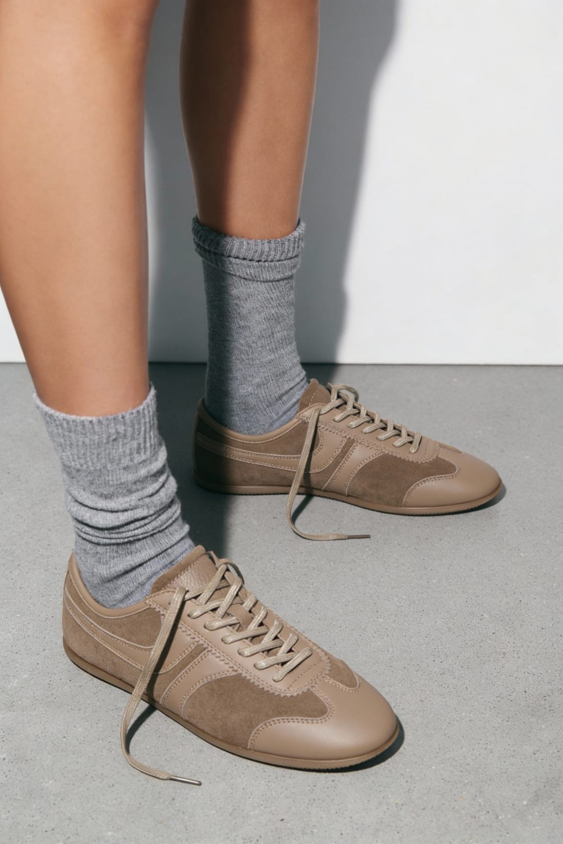 Бежевые кеды из натуральной кожи и замши