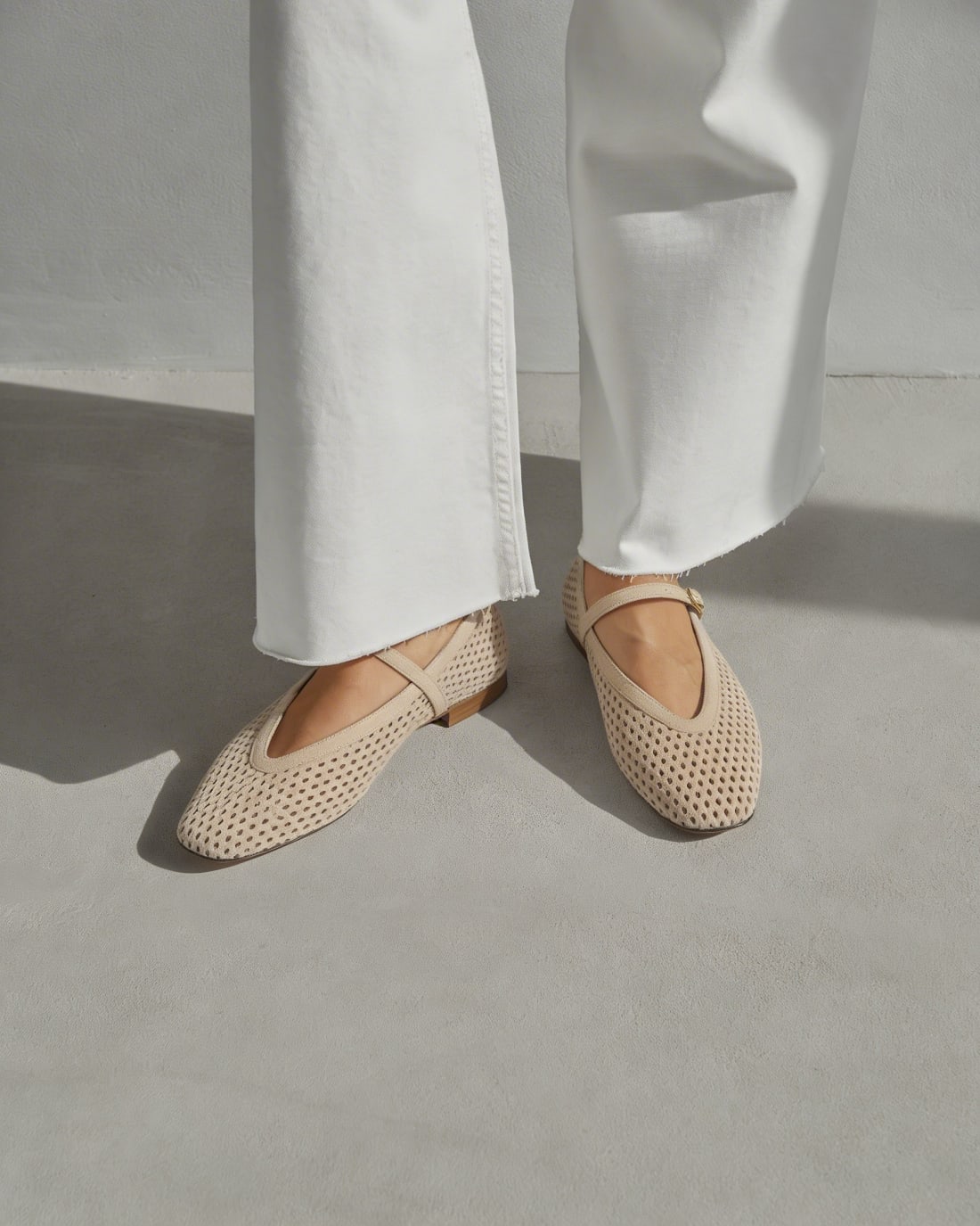 Бежевые перфорированные замшевые балетки - Image 2 of 5