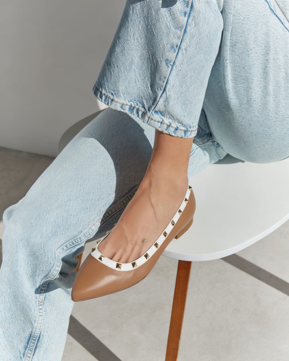 Коричневые балетки из натуральной кожи с белой отделкой и золотыми шипами - Image 2 of 5