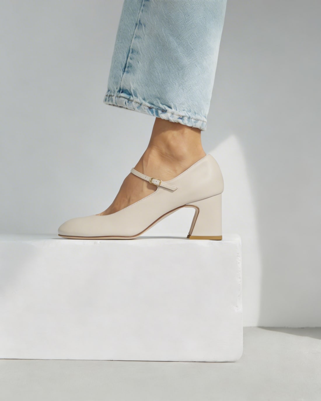 Бежевые кожаные туфли на широком каблуке - Image 2 of 5