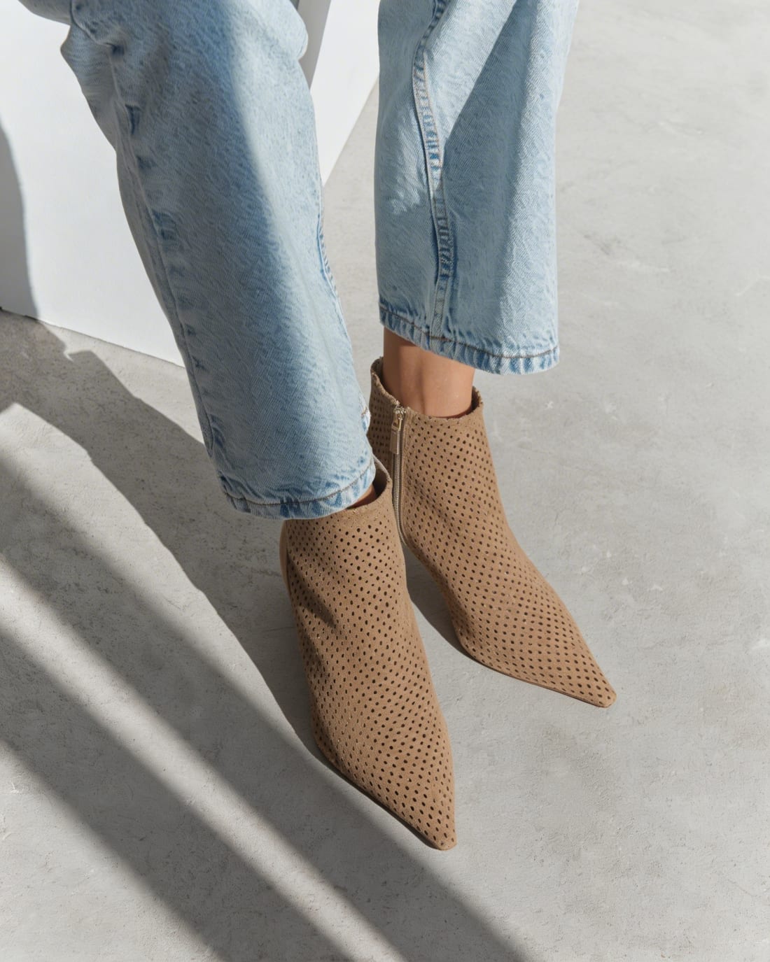 Бежевые замшевые ботильоны с перфорацией - Image 2 of 5