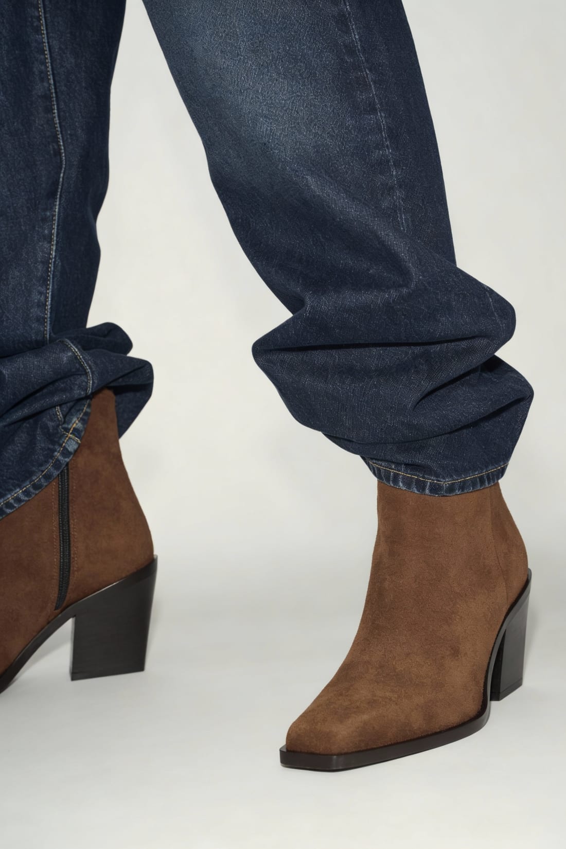 Коричневые замшевые ботинки