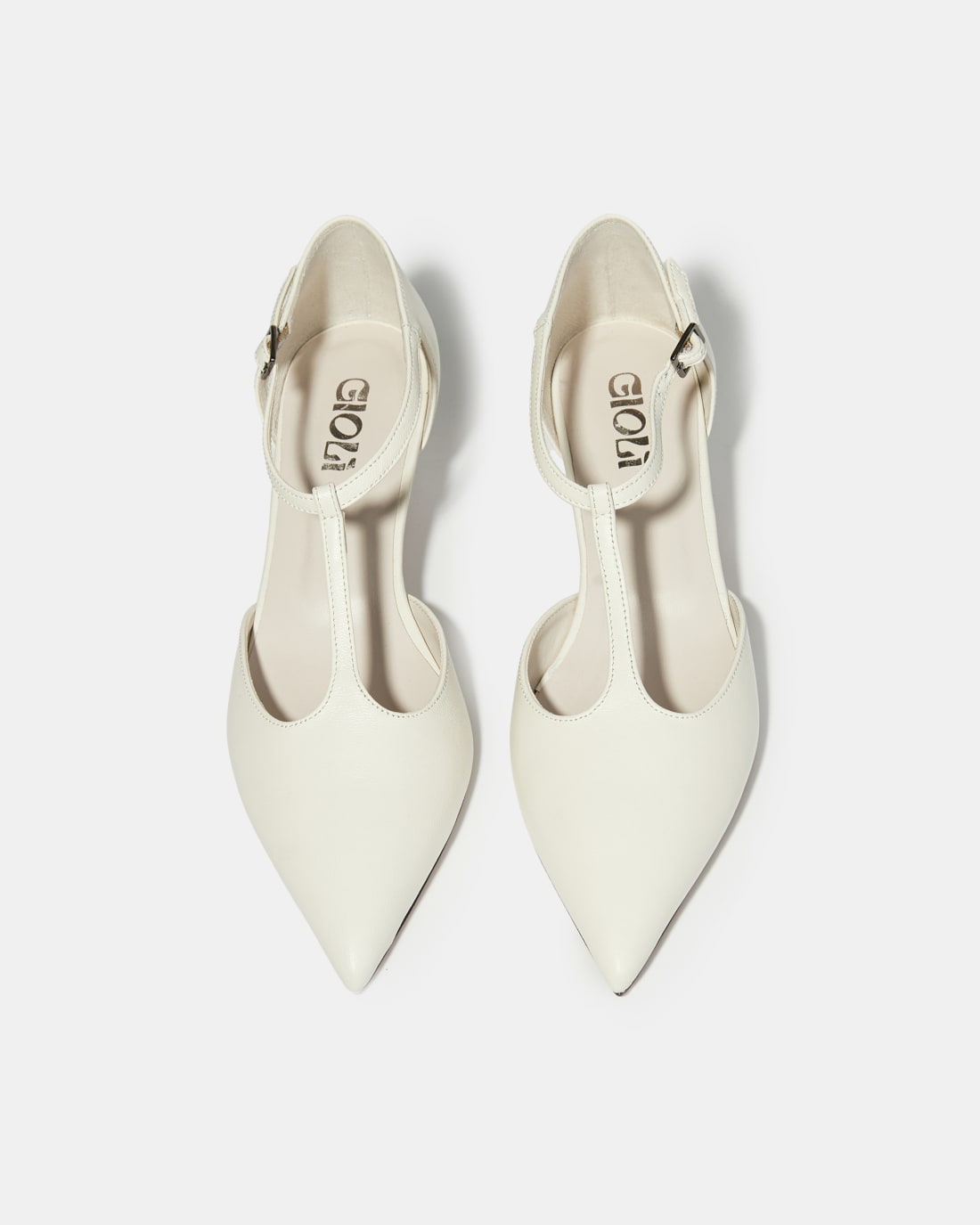 Белые кожаные туфли на каблуке