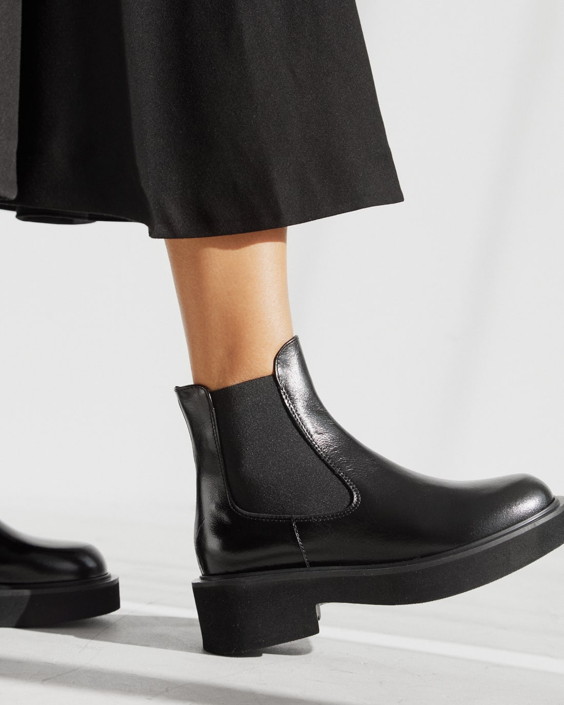 Черные кожаные ботинки челси