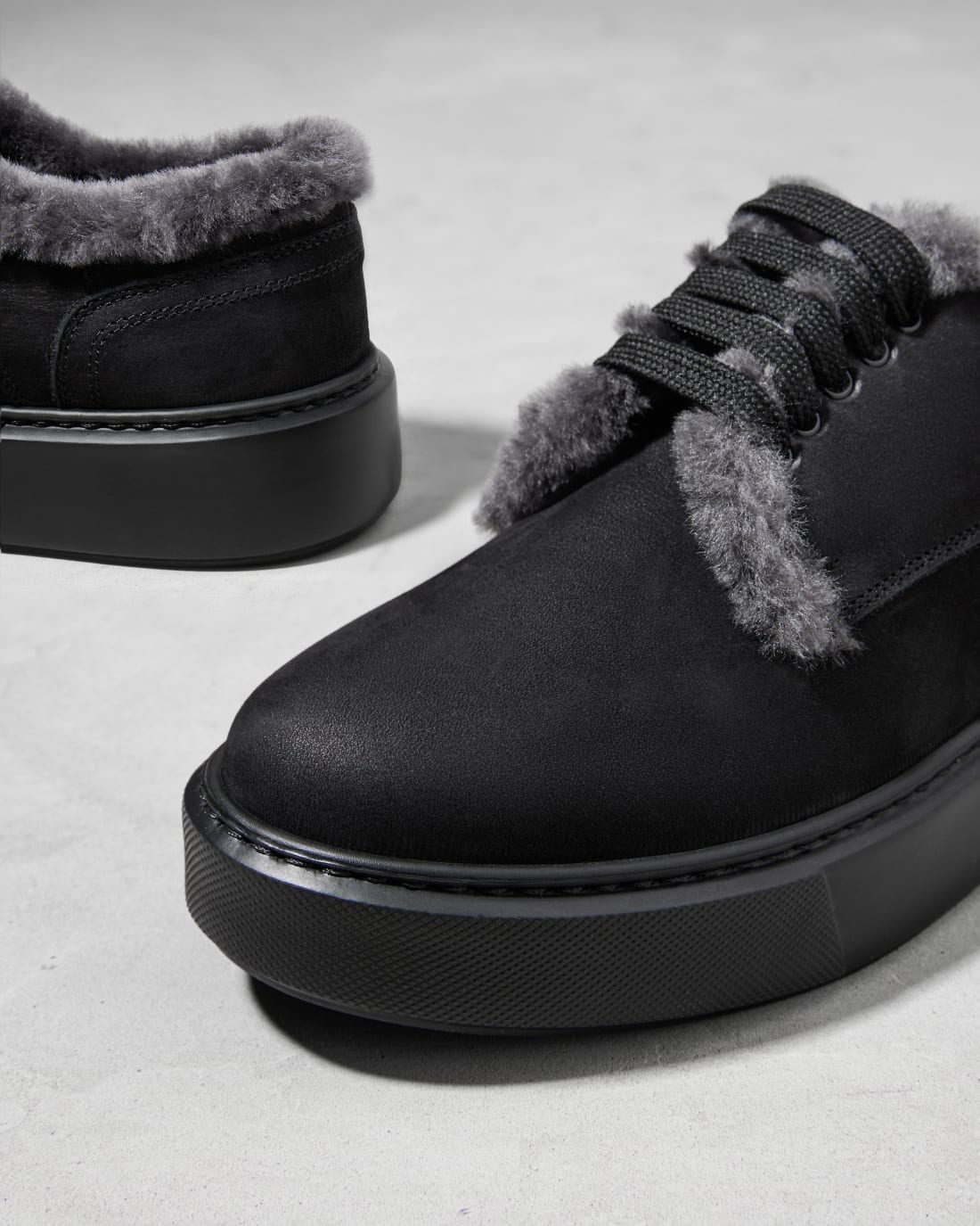 Темно-серые ботинки из натуральной кожи