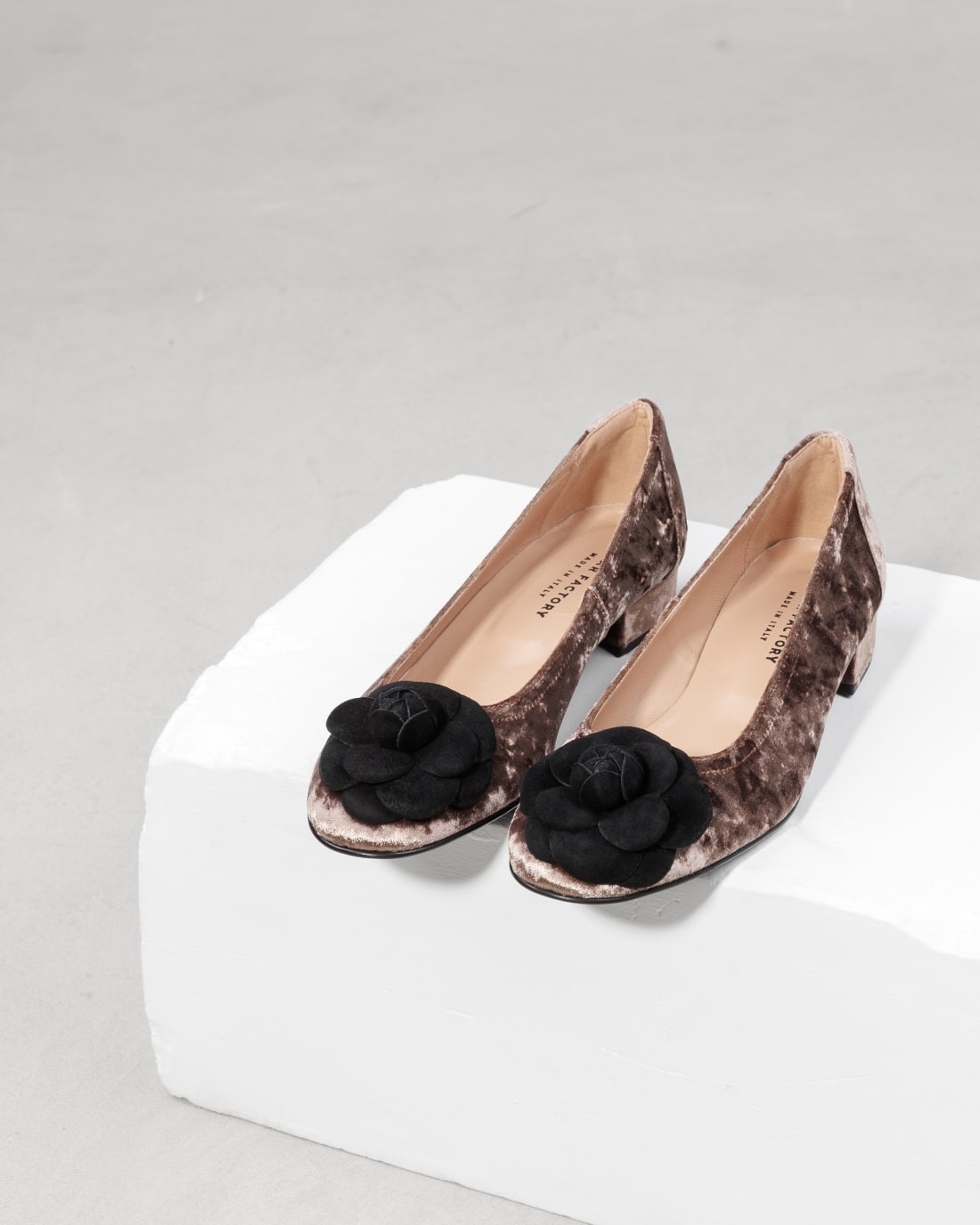 Бежевые балетки с цветочным декором - Image 2 of 7