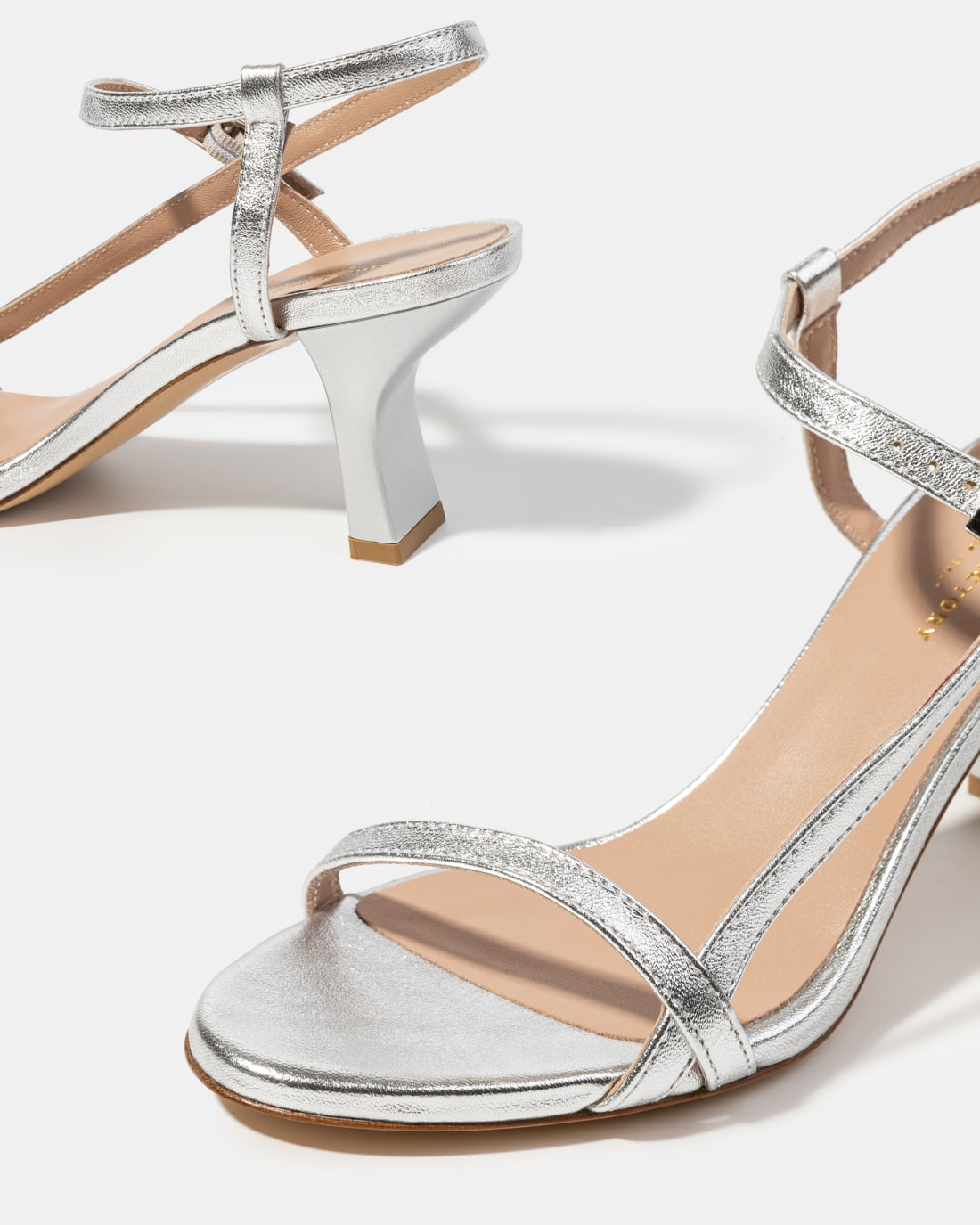 Серебристые босоножки с ремешками - Image 4 of 4