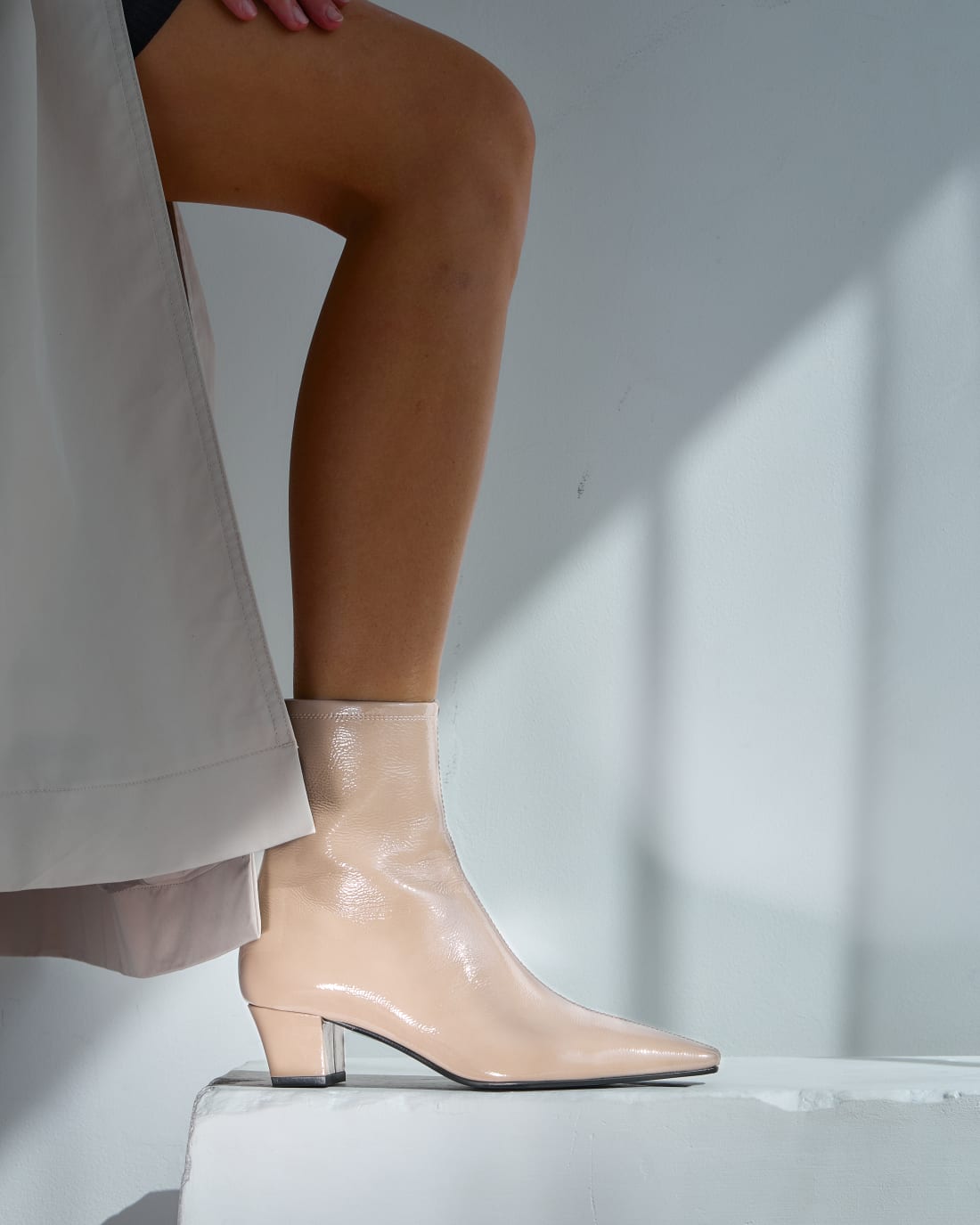 Ботинки из лакированной кожи серо-бежевого цвета - Image 4 of 7