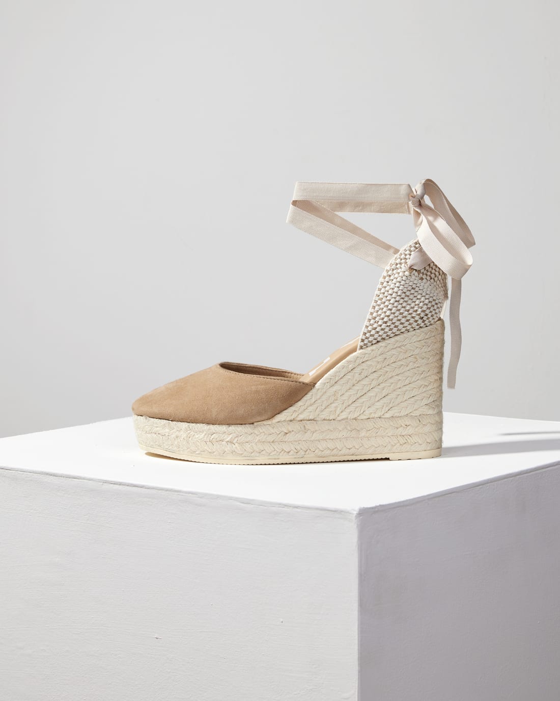 Бежевые замшевые эспадрильи