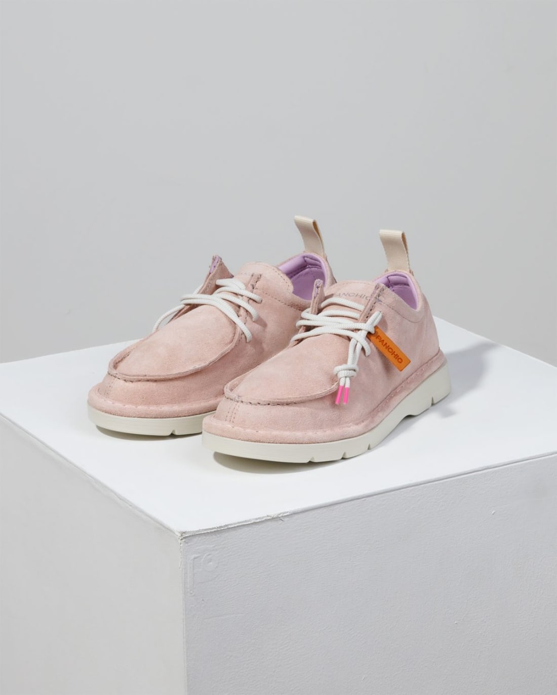 Светло-розовые замшевые мокасины