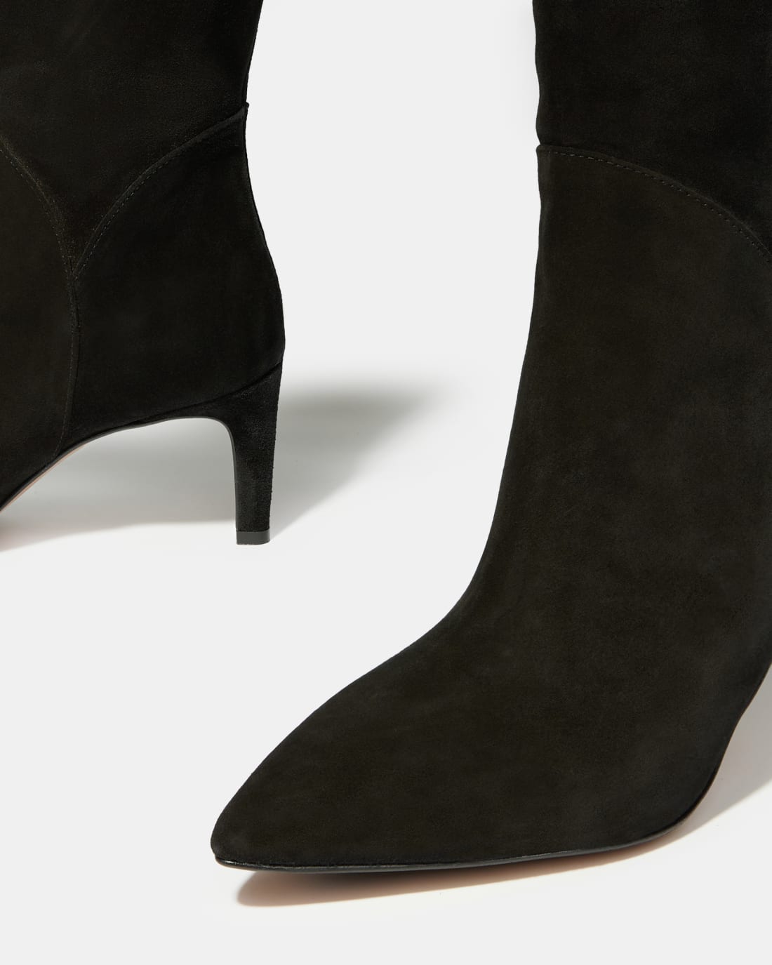 Черные замшевые сапоги