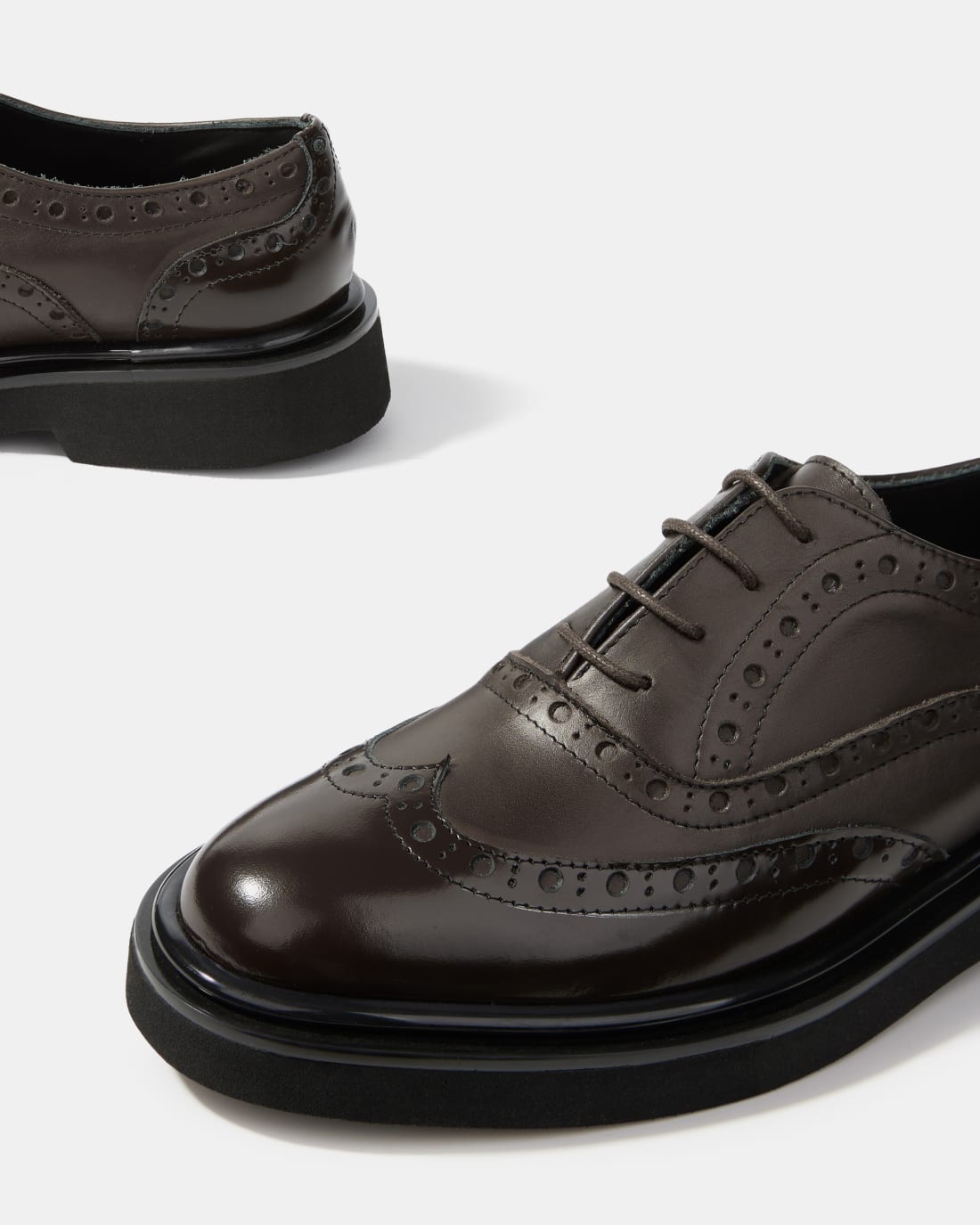 Темно-коричневые туфли из натуральной кожи