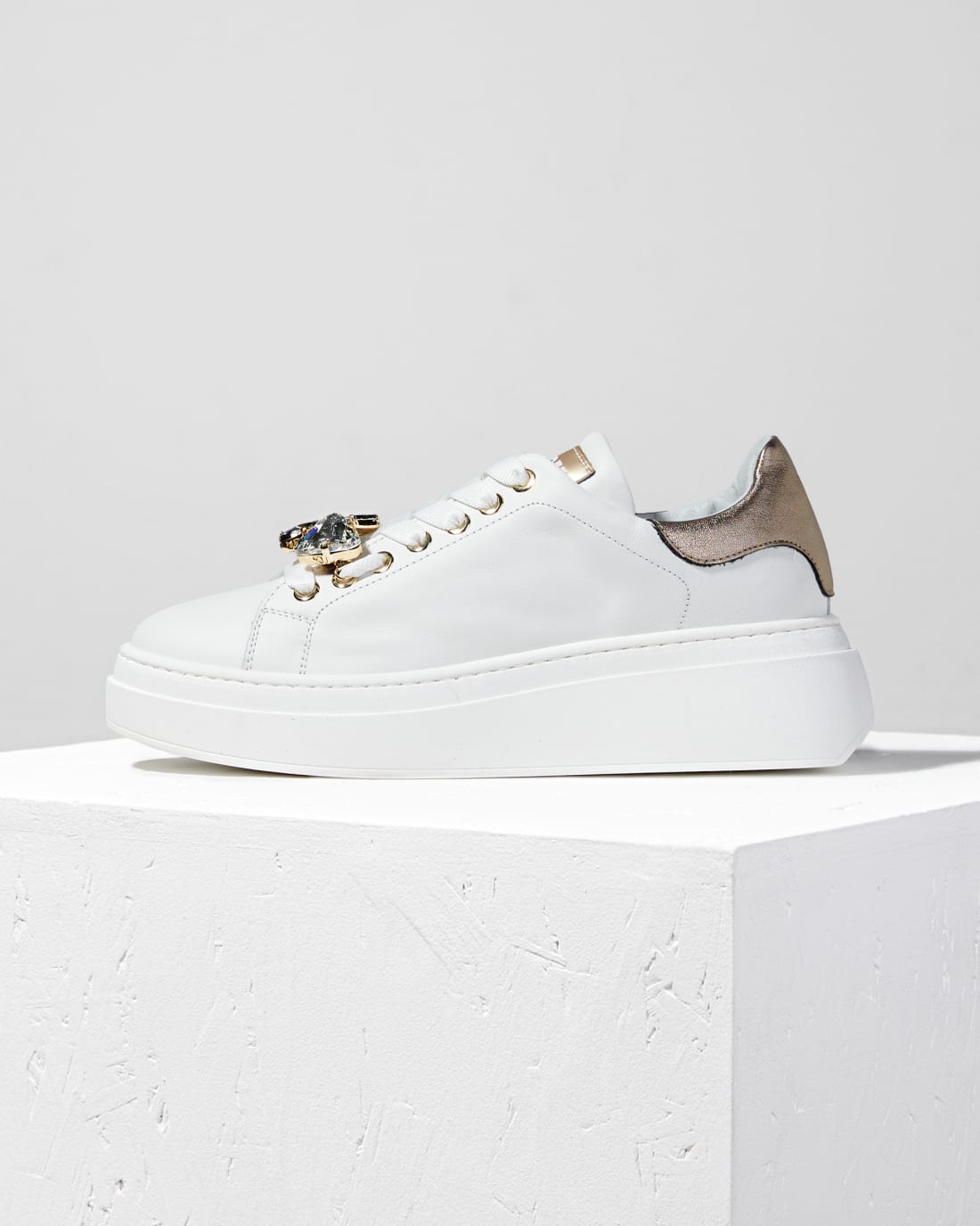 Белые кожаные кеды с аксессуарами - Image 1 of 4