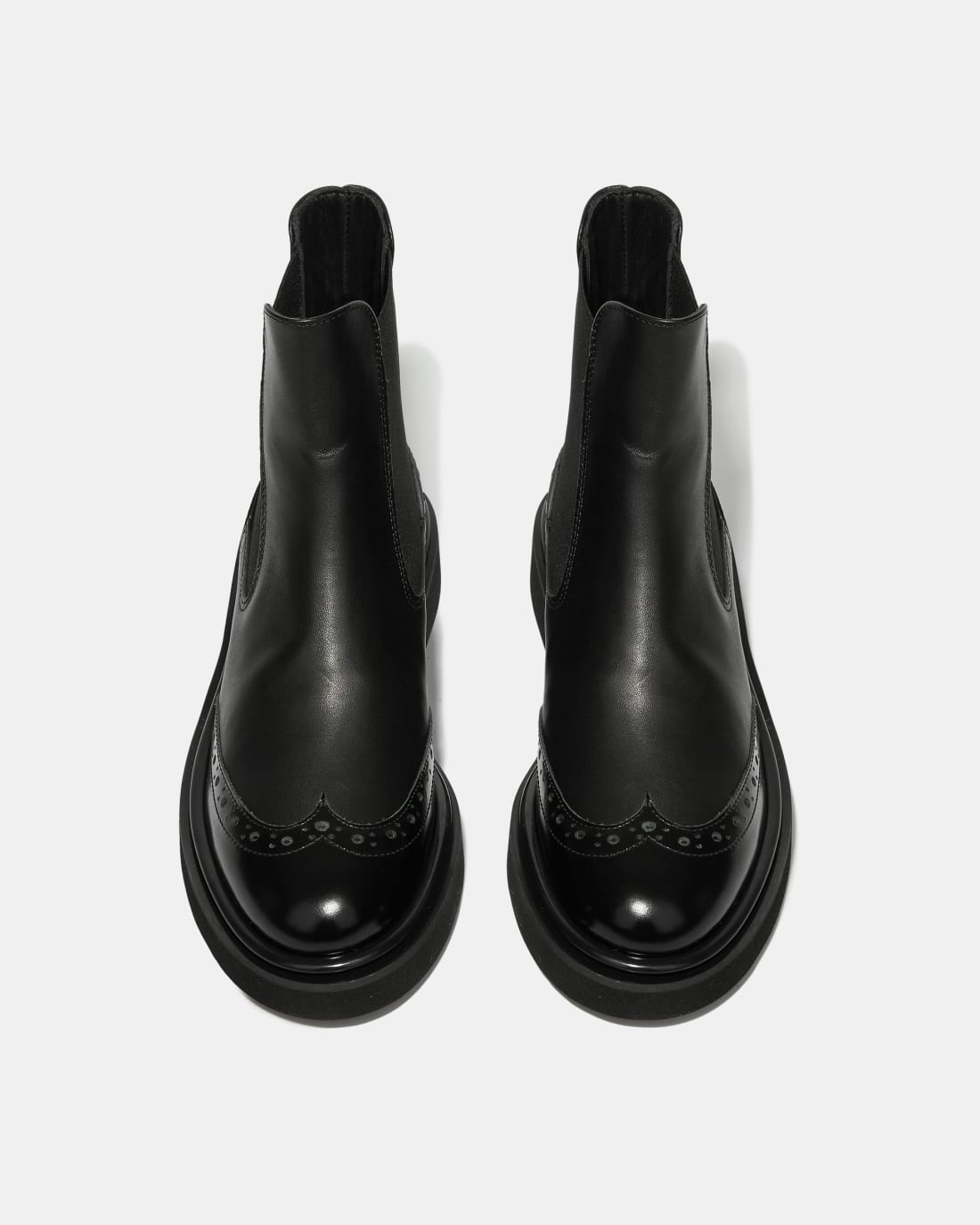 Черные кожаные ботинки челси