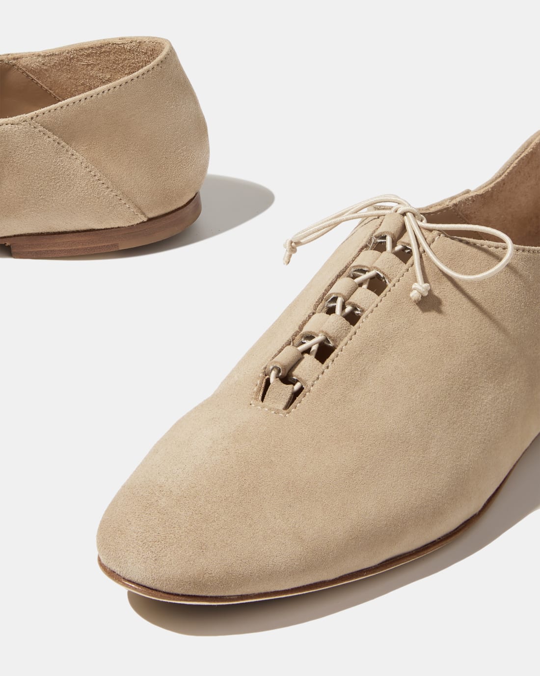 Бежевые замшевые туфли