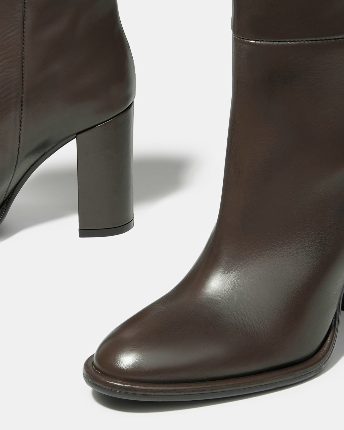 Темно-коричневые сапоги из натуральной кожи