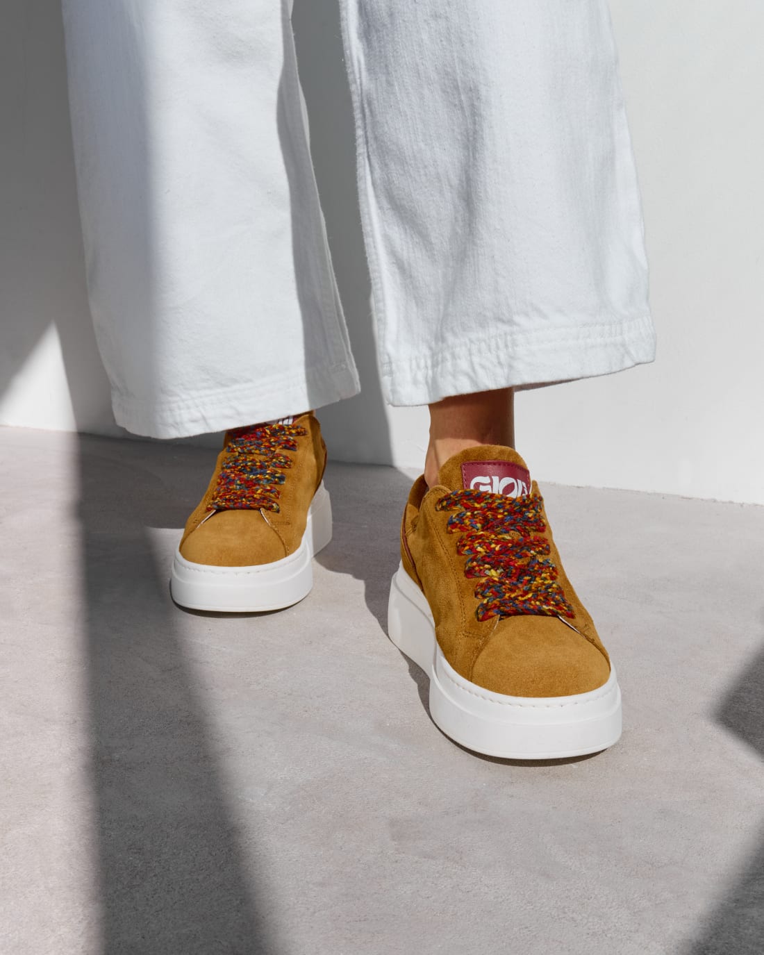 Коричневые замшевые кеды с яркими шнурками - Image 5 of 6