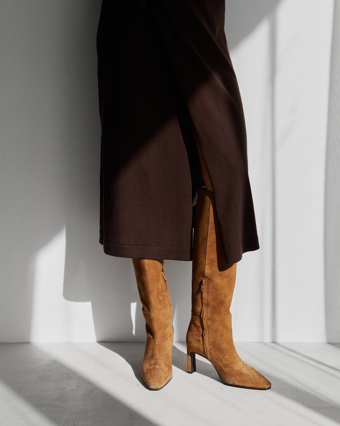 Коричневые замшевые сапоги