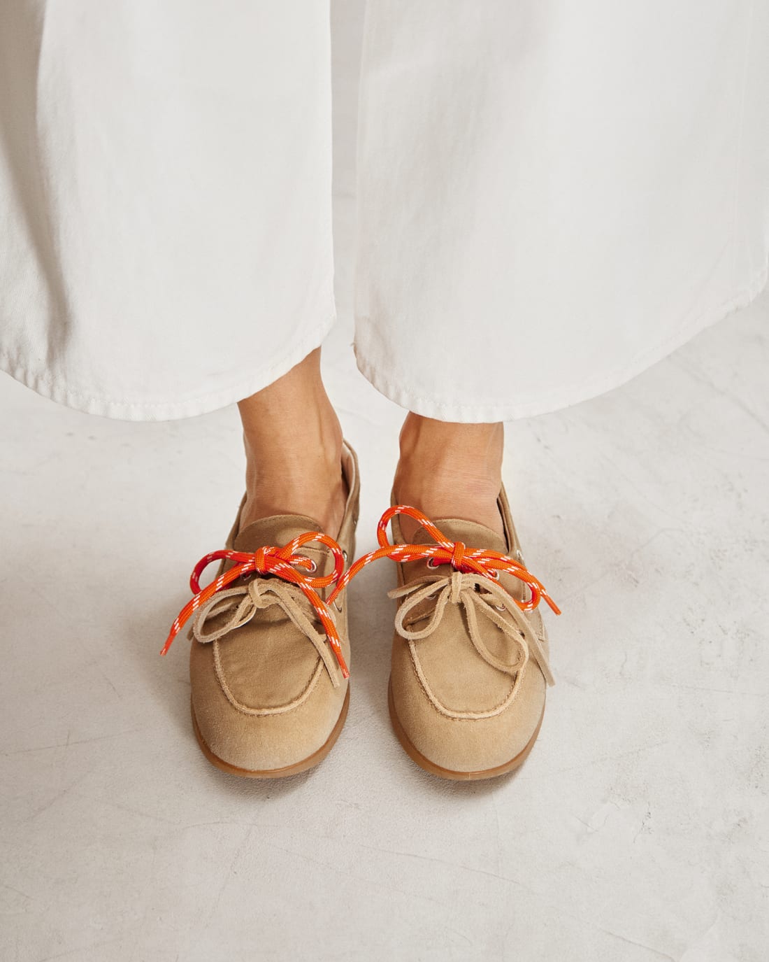 Светло-коричневые замшевые мокасины со шнурками