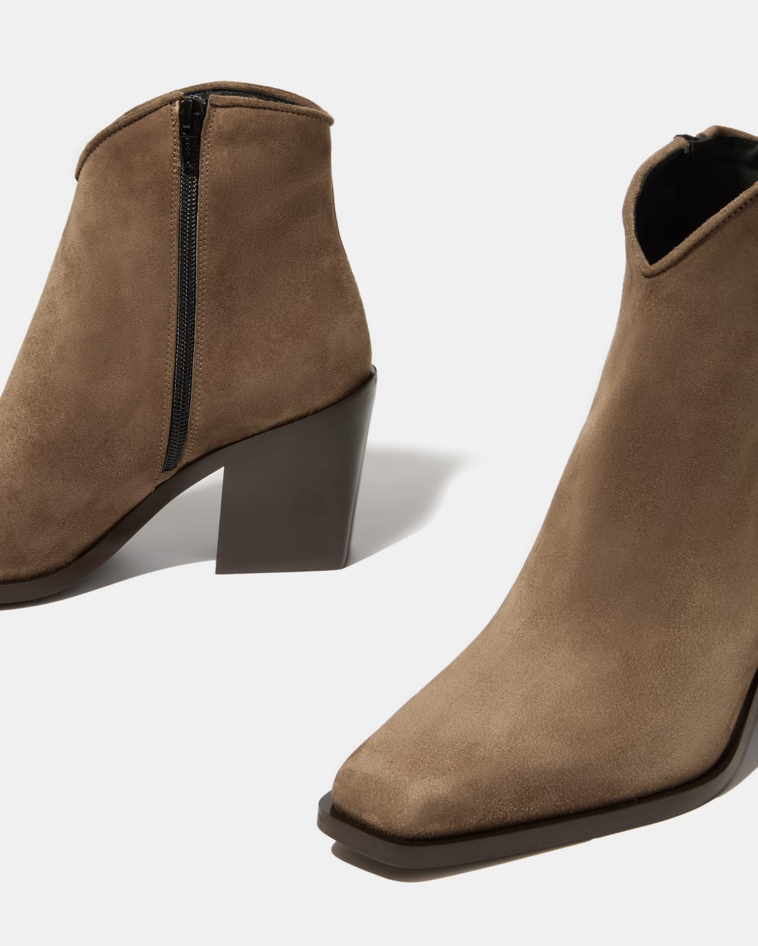 Бежевые замшевые ботильоны