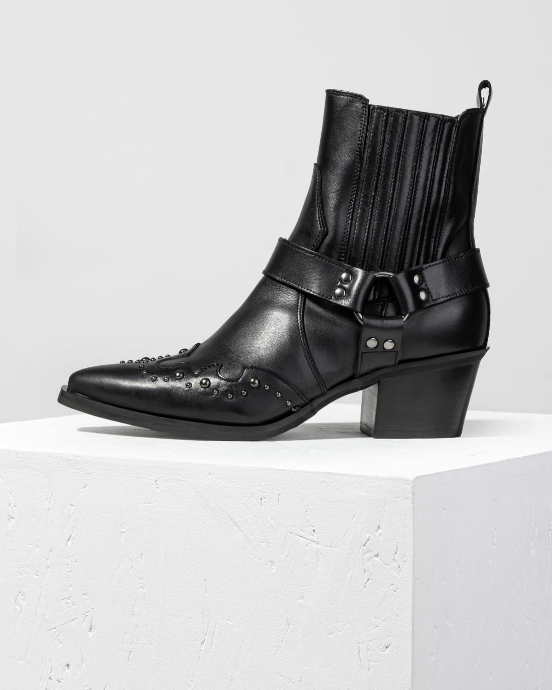 Черные кожаные ботинки