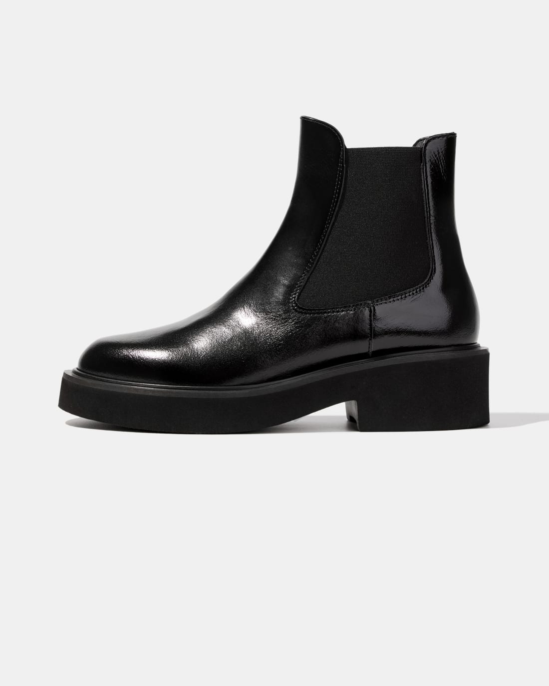 Черные кожаные ботинки челси