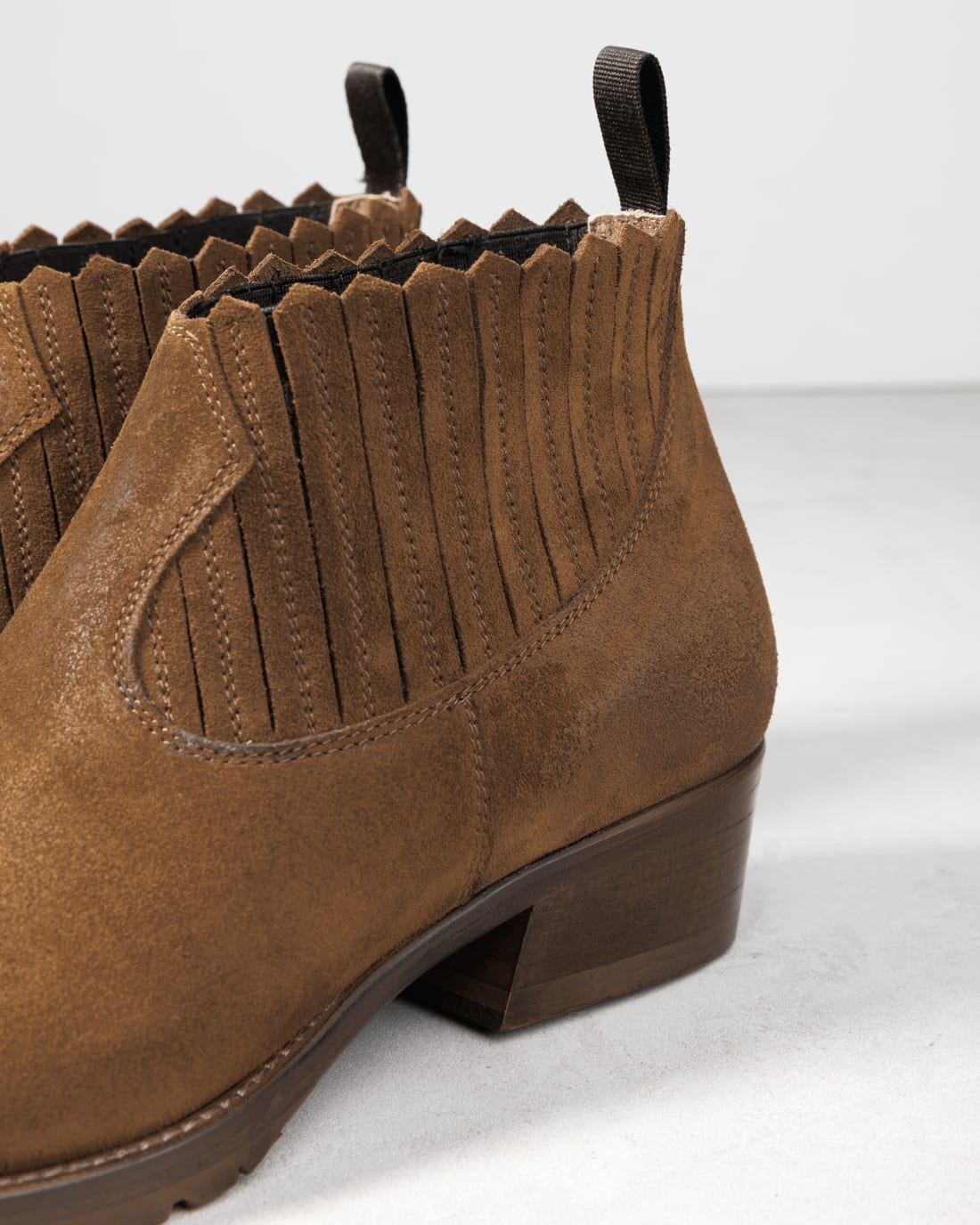 Коричневые замшевые казаки