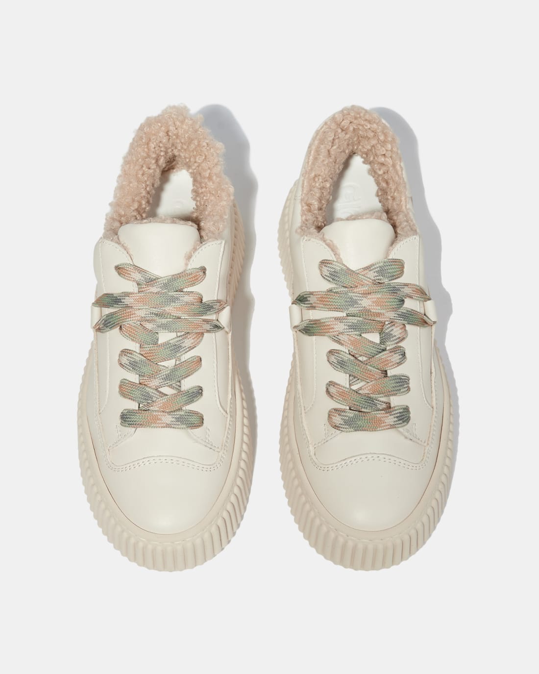 Светлые кожаные кроссовки