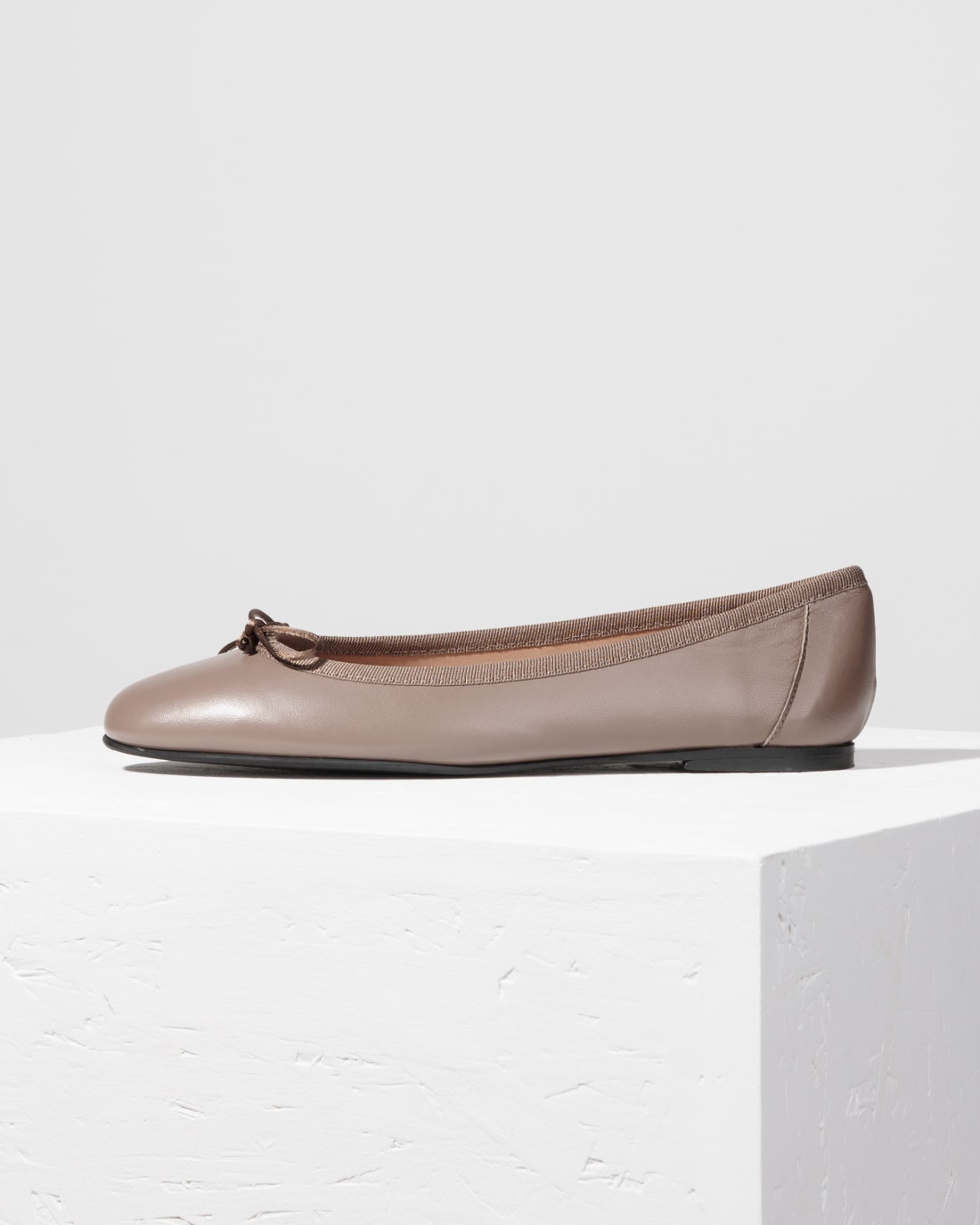 Серые кожаные балетки классического стиля - Image 1 of 6