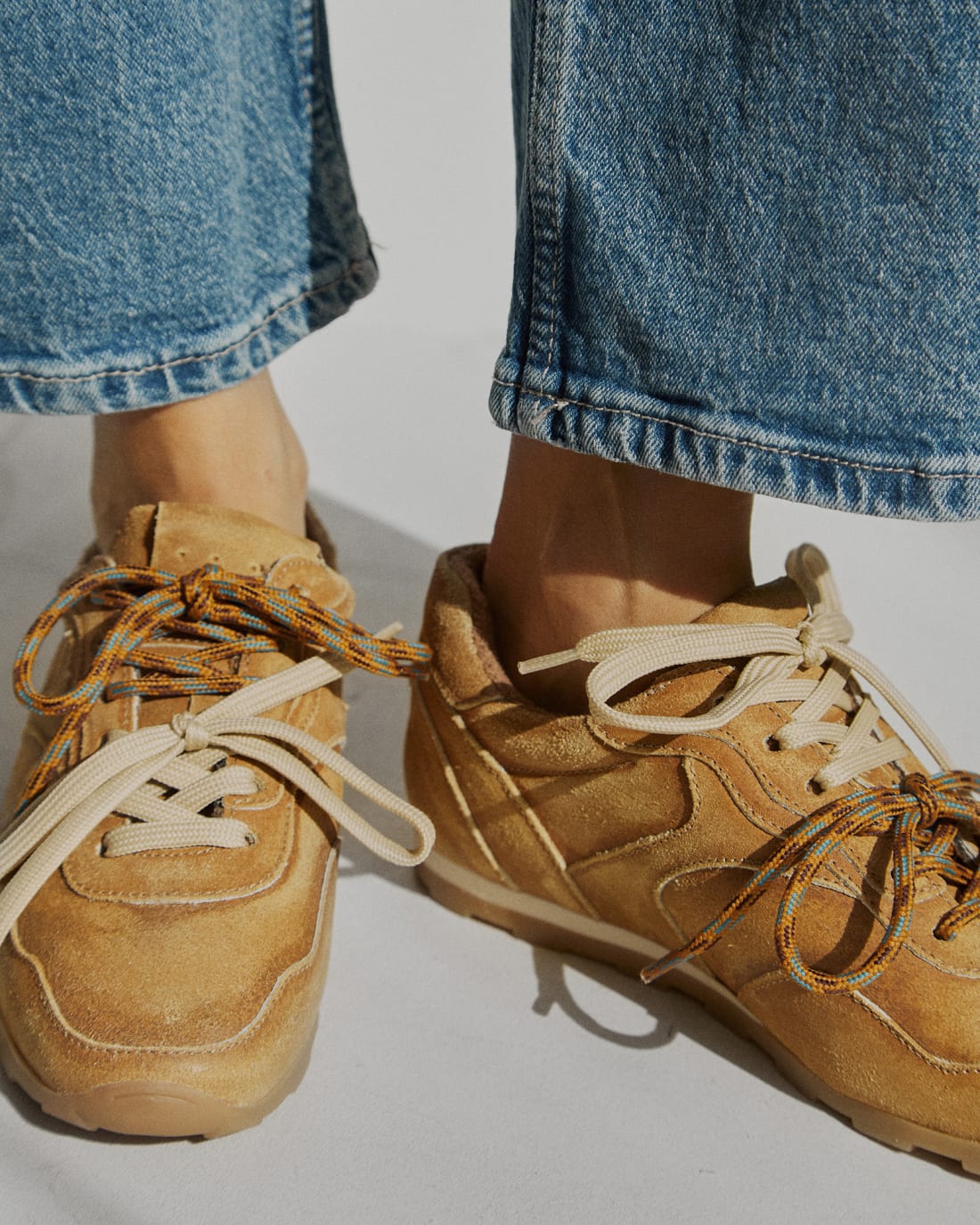 Бежевые кроссовки из замши