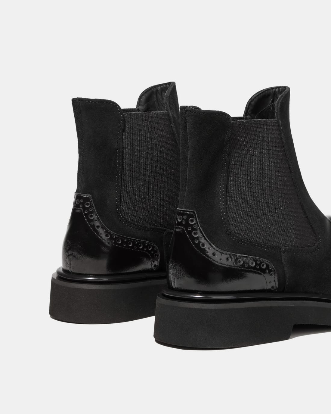 Черные ботинки челси из замши и кожи