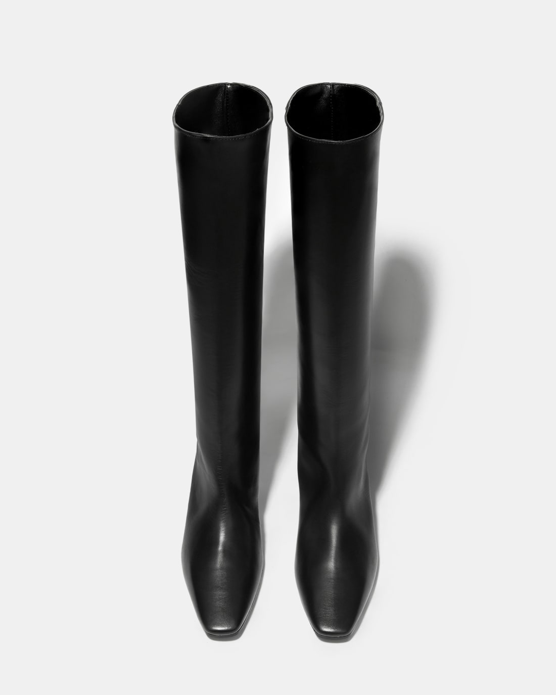 Черные кожаные сапоги