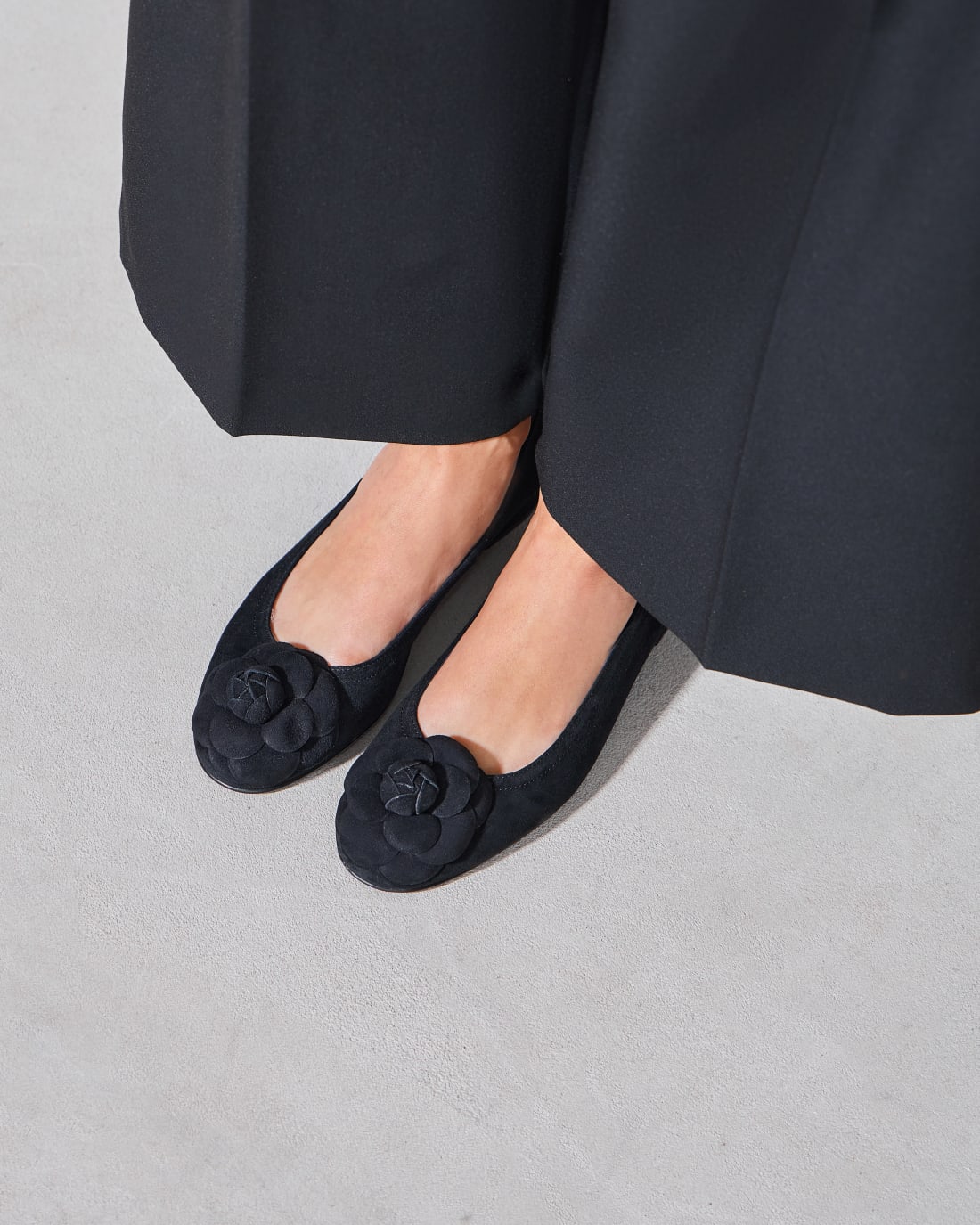 Черные замшевые туфли с декоративным цветком - Image 8 of 11