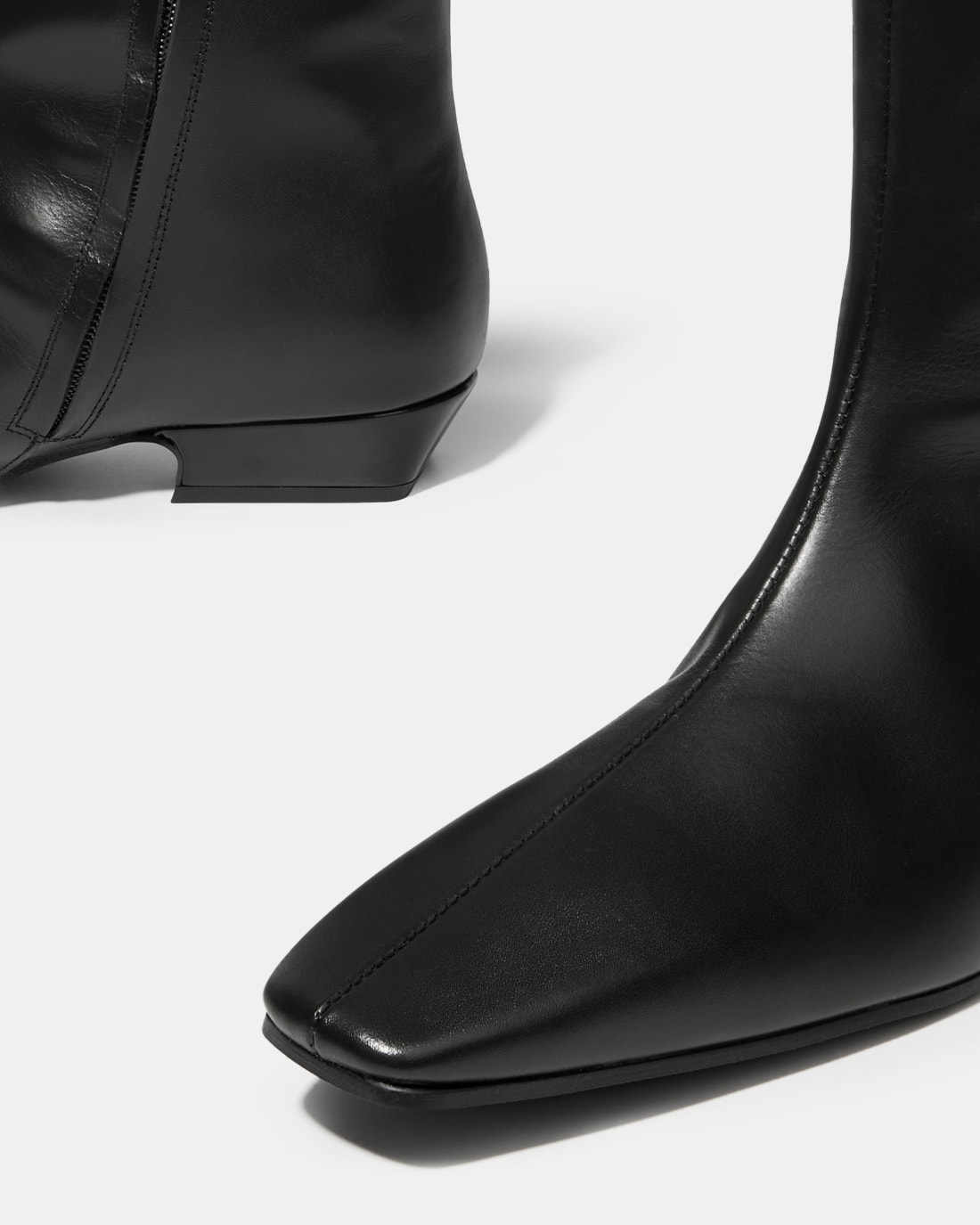 Черные сапоги из натуральной кожи