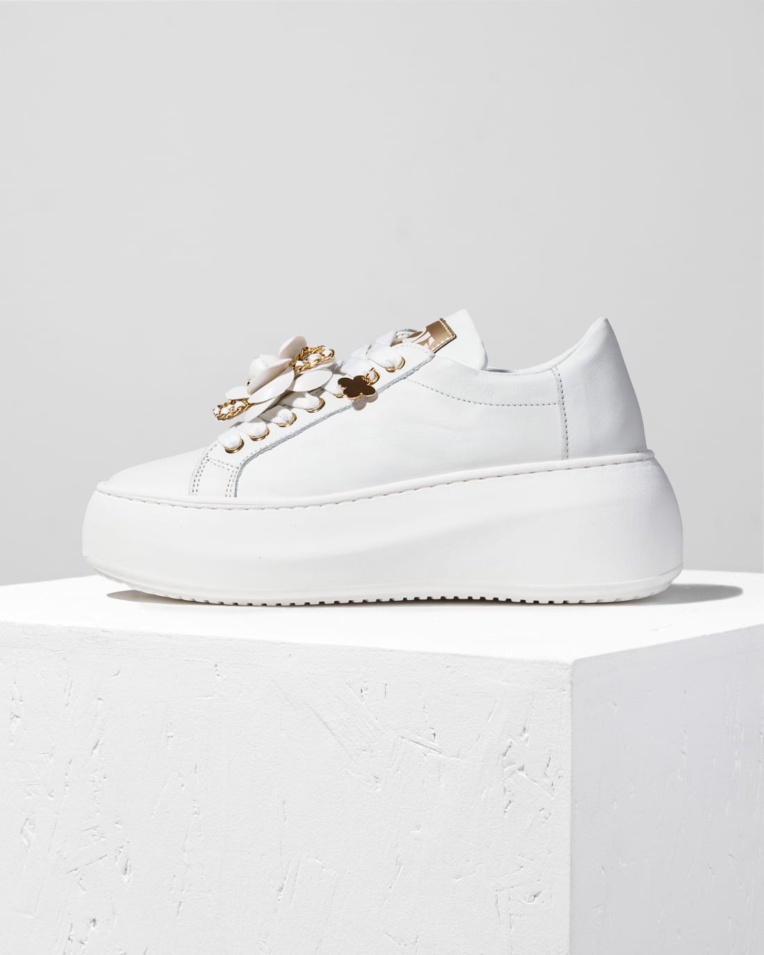 Белые кожаные кроссовки с розой - Image 1 of 4