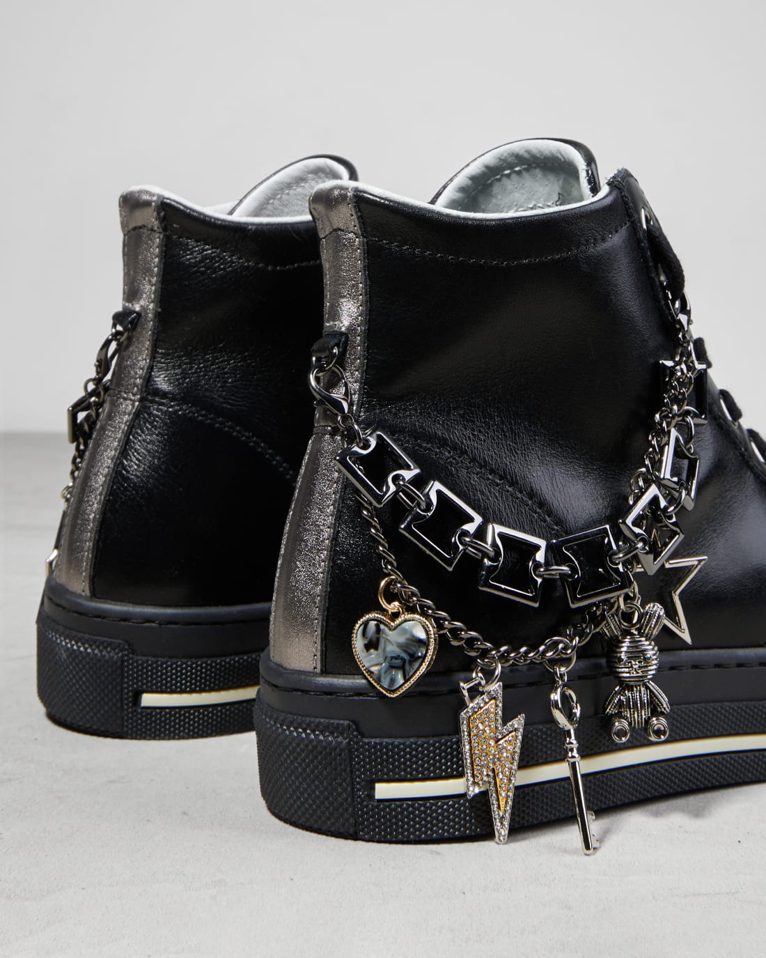 Черные кожаные кеды с аксессуарами - Image 3 of 3