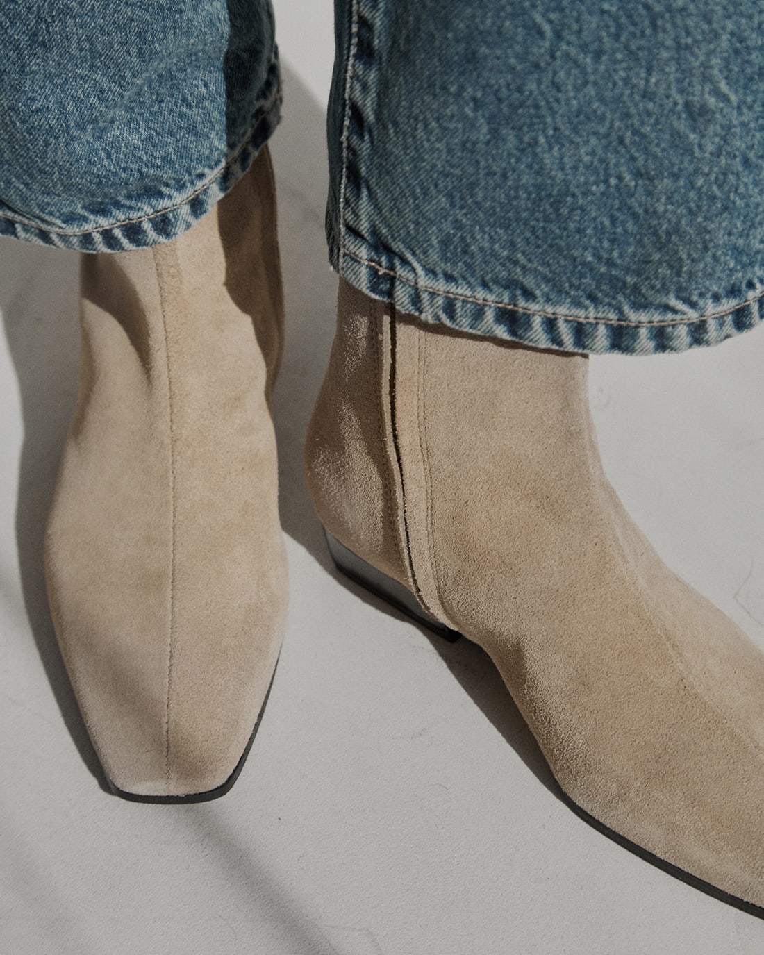 Бежевые ботинки из натуральной замши