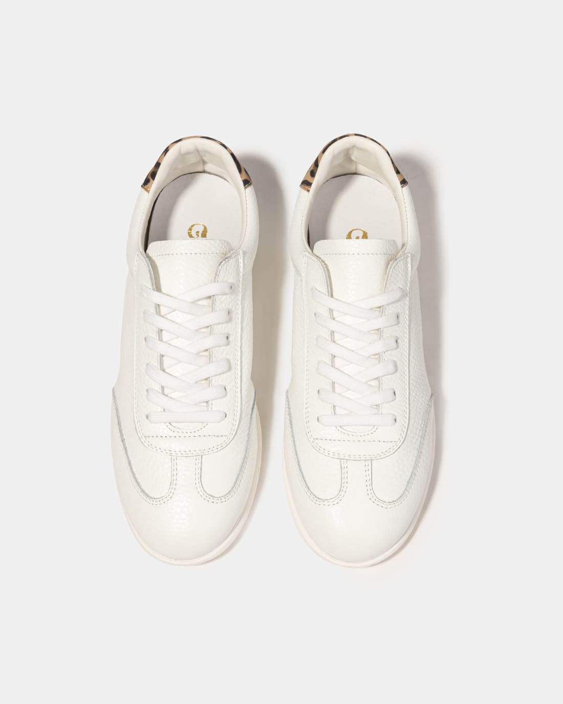 Белые кеды с леопардовой вставкой