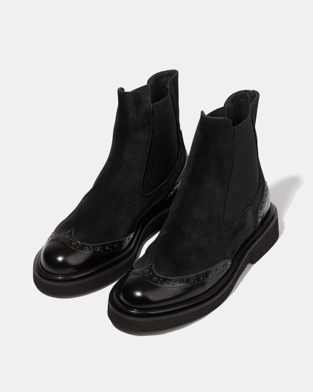 Черные ботинки челси из замши и кожи