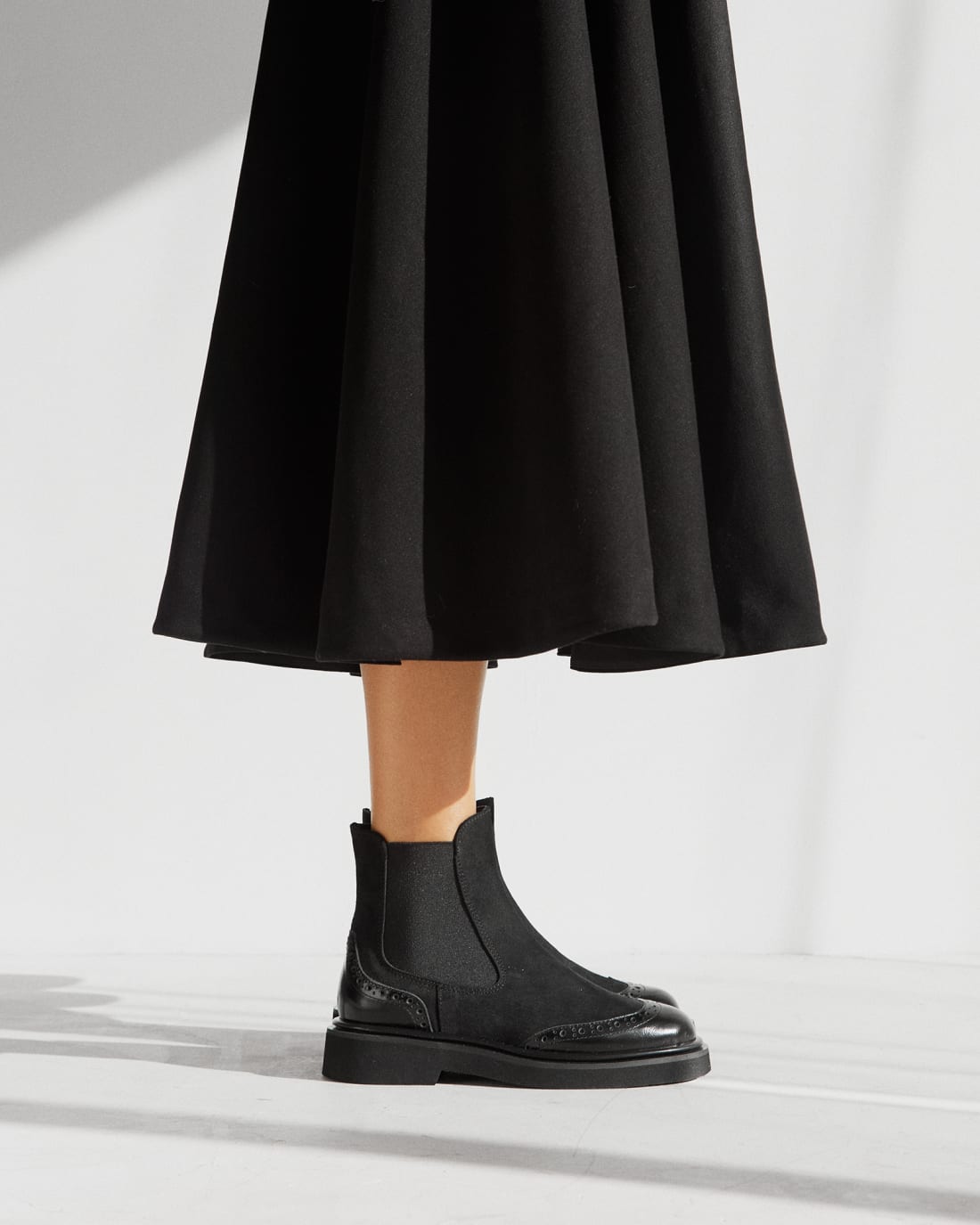 Черные ботинки челси из замши и кожи