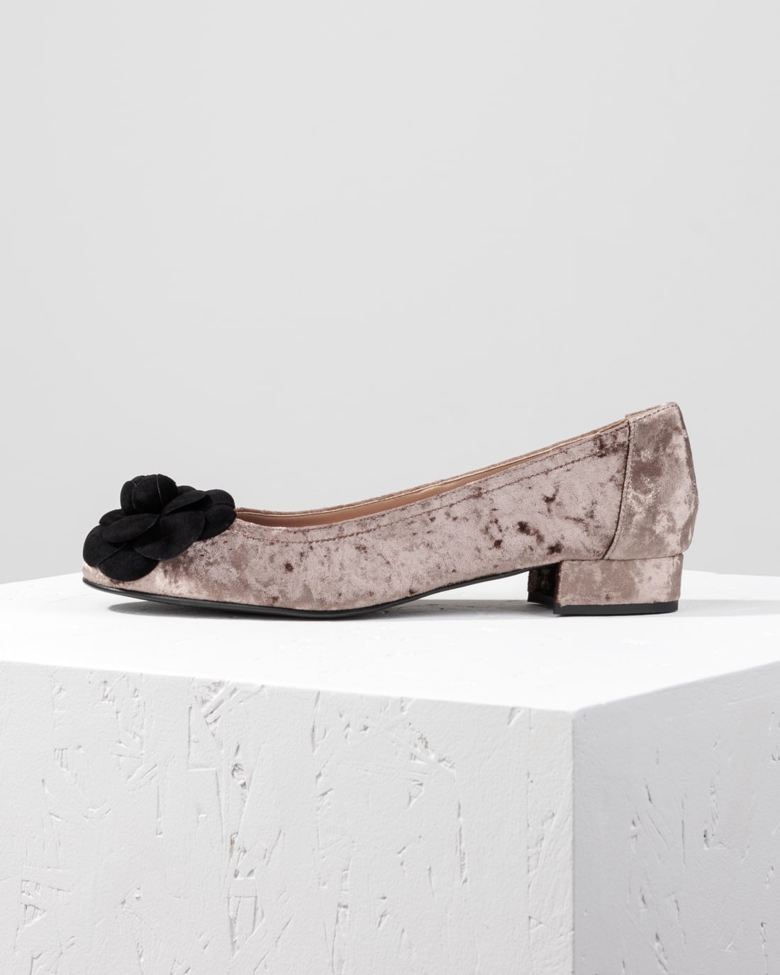 Бежевые балетки с цветочным декором - Main image