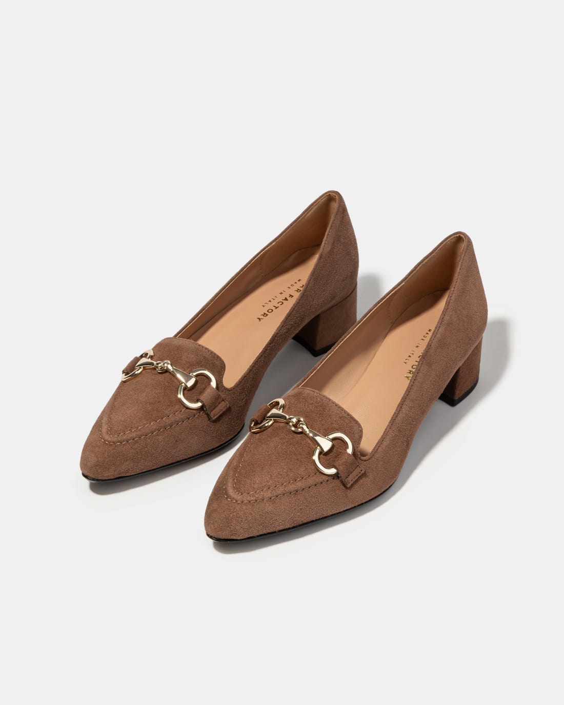 Замшевые туфли на низком каблуке