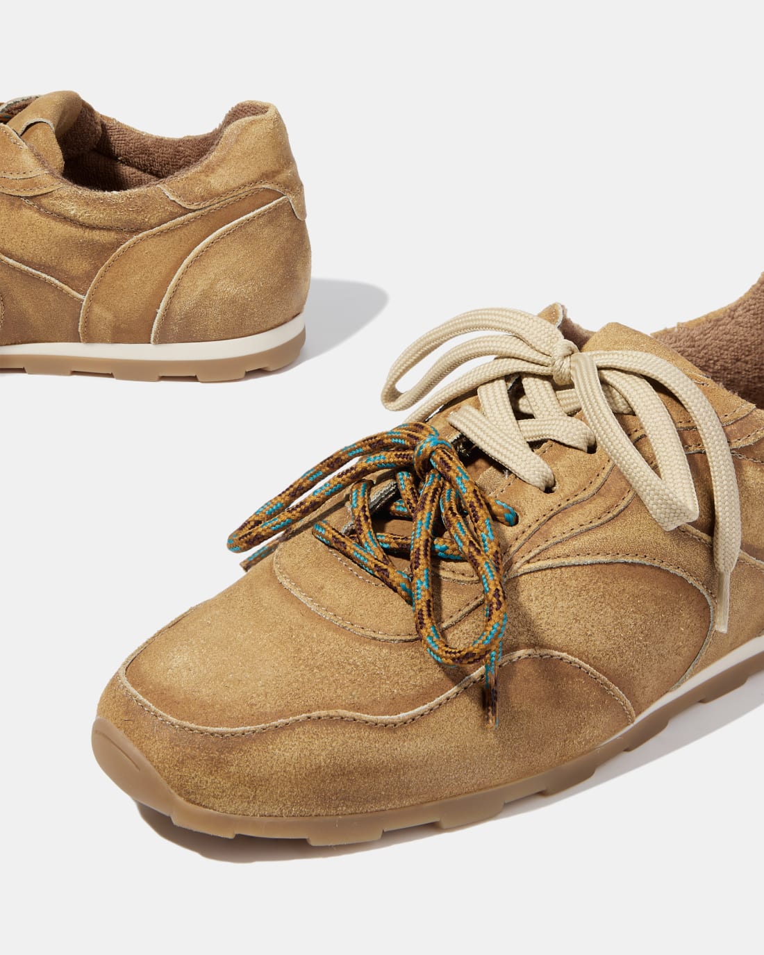 Бежевые кроссовки из замши