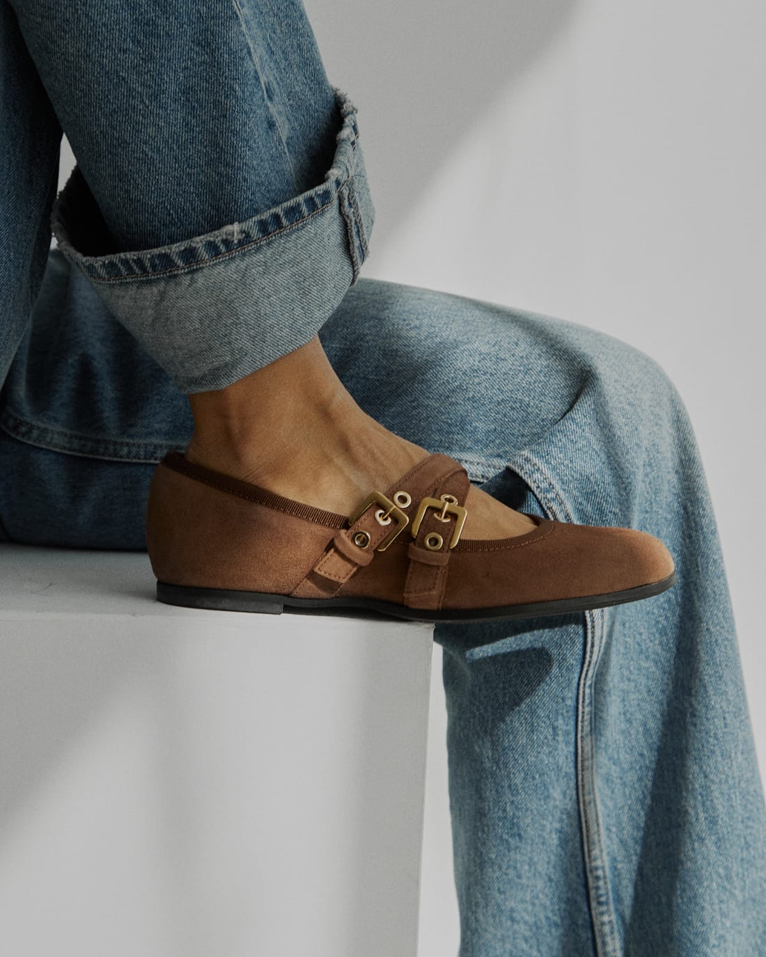 Бежевые замшевые туфли с двойным ремешком